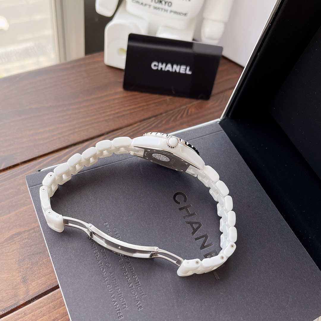 Chanel 全套包装 重磅再现‼终于不负众望 拿到 渠道J12 不只是表壳 连机芯也是原装的 大家可以硬气的轰炸你的朋友圈了开春大作 推起来‼ 吊打所有市面货色 石英款 CHANEL香奈儿J12系列