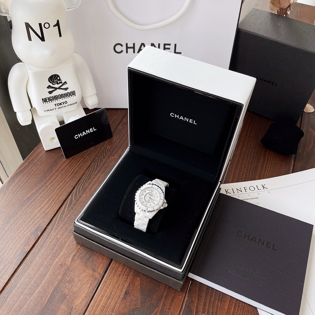 Chanel 全套包装 重磅再现‼终于不负众望 拿到 渠道J12 不只是表壳 连机芯也是原装的 大家可以硬气的轰炸你的朋友圈了开春大作 推起来‼ 吊打所有市面货色 石英款 CHANEL香奈儿J12系列