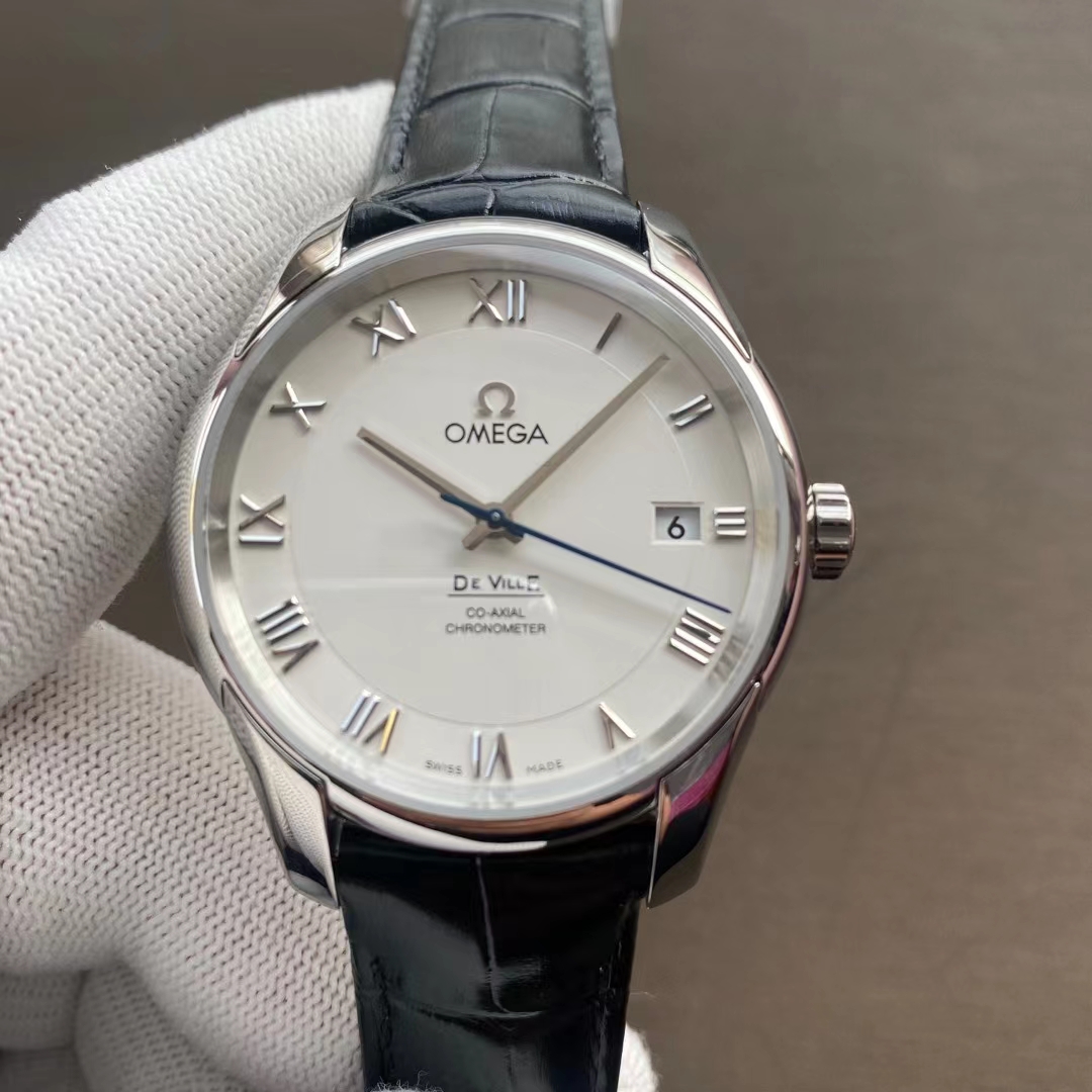 NO:394493,UVS new product The Omedisk Flying series is launched with coaxial movement!  1. The factory has self-modified the 2824 black balance wheel, quality assurance. Including the calendar font size, the three-dimensional effect is exactly the same as the original. 2. The literal split Roman all CNC, finely crafted and polished. The font printing has been revised many times to achieve the effect of fake and real. 3. The case has a size of 41mm, and it is fully grinded. It will give you a smooth and delicate mirror-like effect. 4. In order to achieve the original effect, the buckle is constantly modified and updated, and the function of the structure and polishing reaches the original 98 effect. 5. The raw ears are the same as the original!  It is serious to build Omi UVS factory.19860909UVS 新品 欧米碟飞系列搭载同轴机芯上市！ 1.工厂自改2824黑摆轮,质量保证.包括日历字体大小,立体效果都与原版一模一样. 2.字面分体罗马全部cnc,精雕细磨亮闪闪.字体印刷更是多次改版,达到以假乱真效果. 3.表壳41mm尺寸,全走cnc,再精磨,给你光滑细腻镜子般效果. 4.表扣为达到原装效果,不断修改更新,无论结构 打磨 功能都达到原装98效果. 5.生耳也是和原装一样的哦！ 做欧米UVS厂是认真的.,,Watch