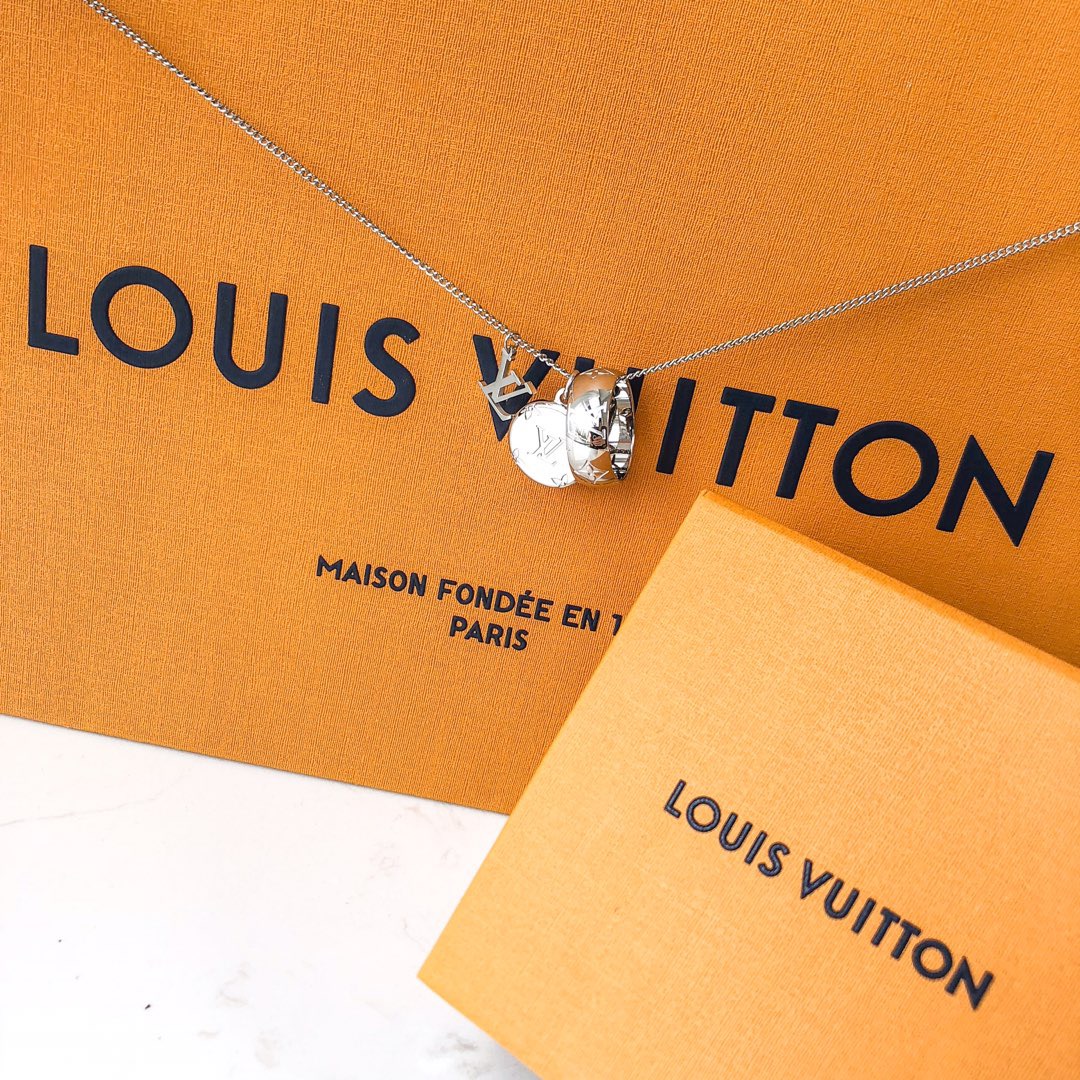 NO:816921,Exclusive spot!  Hard goods from the channel!  Louis Vuitton’s new Monogram pendant necklace, I really love this one!  The pendant consists of three components, the LV spliced ​​letter pendant, the presbyopic round cake pendant, and the LV presbyopic ring. Of course, this ring can be removed and worn on the hand to make a ring, or it can be hung on a necklace to make a pendant, which is convenient for creating a fashionable look. LV necklace, louis vuitton, louis vuitton, necklace, ring19860909独家现货！渠道硬货！Louis Vuitton新款Monogram吊坠项链,对这款真的是超级爱！吊坠由三个成分组成,lv拼接的字母吊坠,老花的圆饼吊坠,以及lv老花的圆环组成,当然这个圆环可以取下来戴在手上做戒指,也可以挂到项链上做吊坠,便于打造时尚造型.,Lv项链,louis vuitton,louis vuitton,necklace,ring,Jewelry