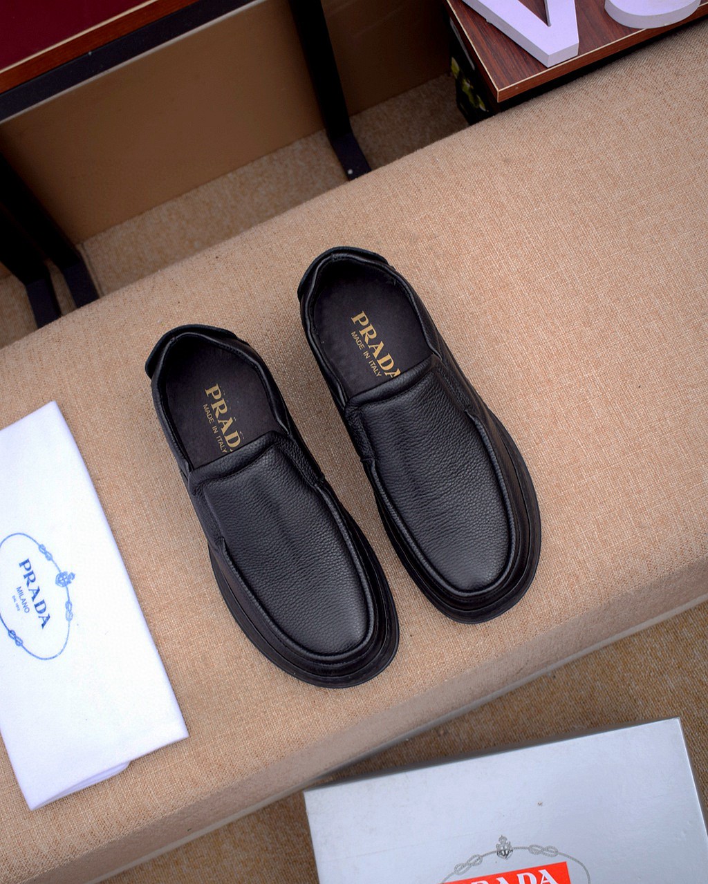 I5 。  普拉达 Prada 专柜款原版完美复刻👉奢华时尚的高端产品✊ 完美的楦型加上顶级的手工制作，使得本款鞋子立马形成了一股浓郁的贵族气息。进口头层牛皮 G5 %牛皮💋真皮内里🎶法国进口皮鞋专用橡胶组合大底😍颜色：图片色☕️