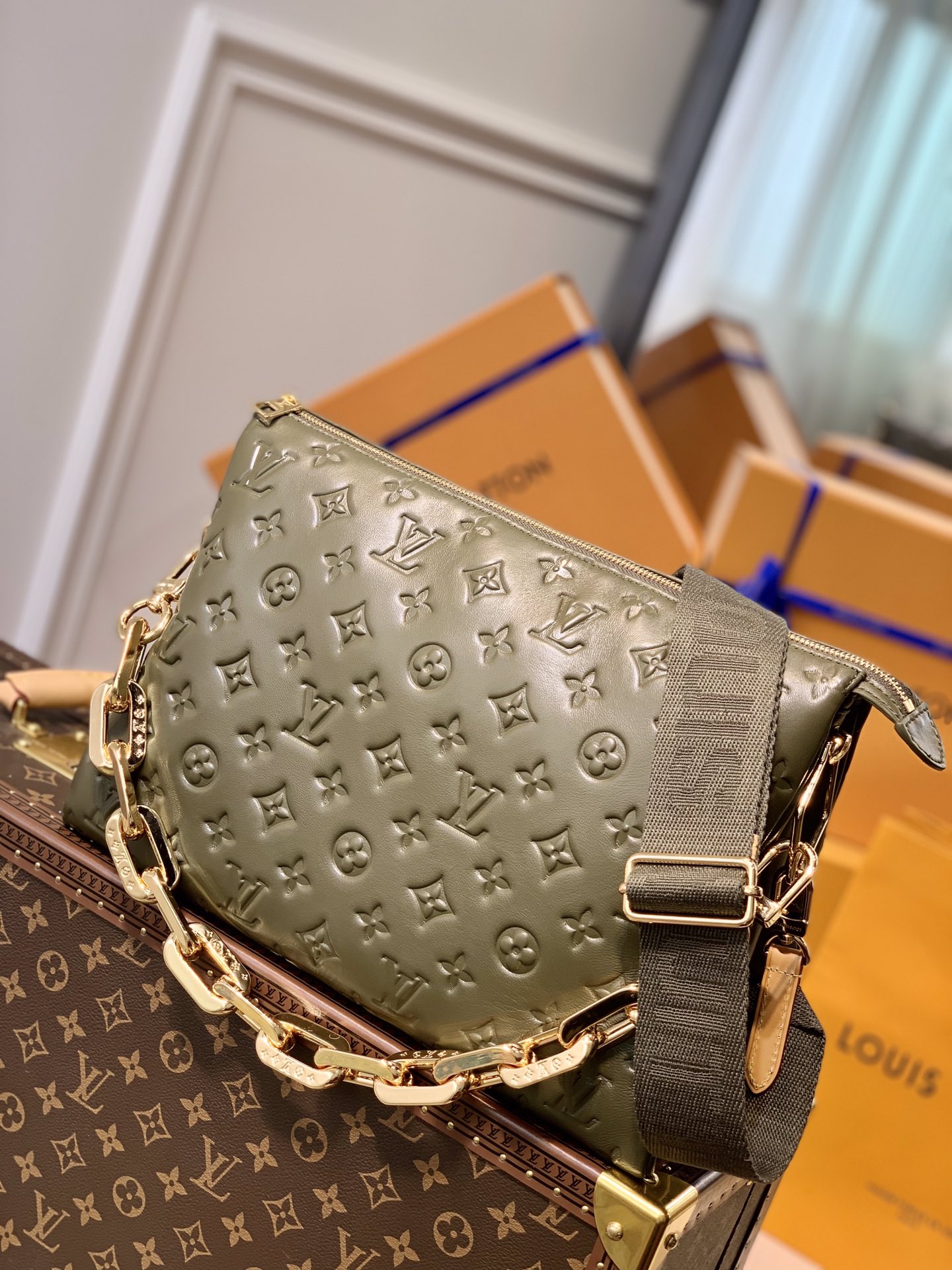 Louis Vuitton LV Coussin 链条包 M57782卡其绿