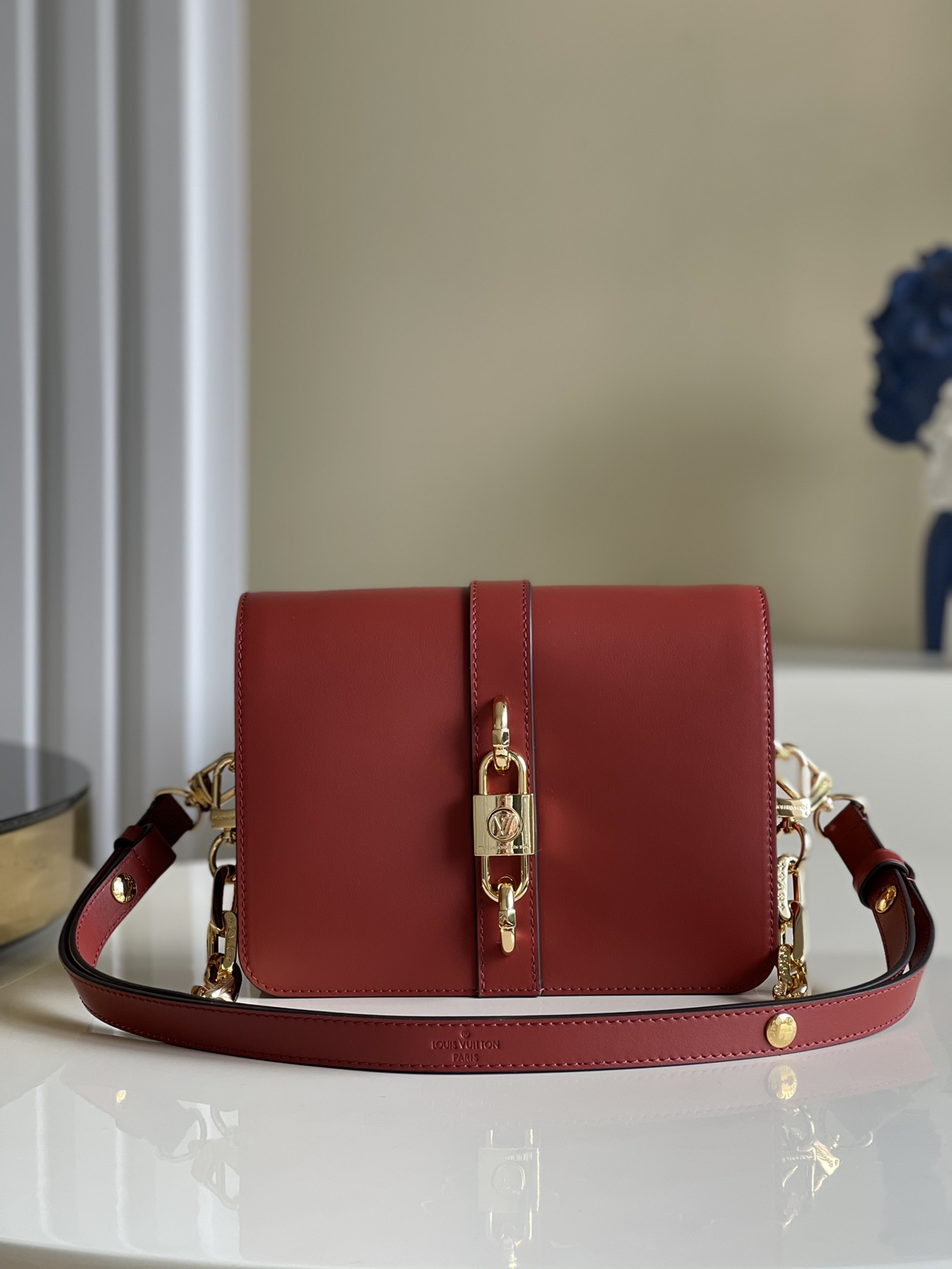 NO:396797,【Exclusive real shot M57744】Calf leather Rendez-Vous handbag uses calf leather to create avant-garde design, continuing the brand box heritage with rough chains and retro locks. Cleverly use chains and shoulder straps, easy switching of shoulders, crossbody, handheld. 17.0 x 22.0 x 7.0cm w.,LV [original leather],louis vuitton,cowhide19860909【独家实拍M57744】小牛皮Rendez-Vous 手袋采用小牛皮塑造前卫设计,以粗犷链条和复古锁扣延续品牌制箱传承.巧用链条和肩带,肩背、斜挎、手持轻松切换.17.0 x 22.0 x 7.0cm w.,LV【原厂皮】,louis vuitton,cowhide,Bag