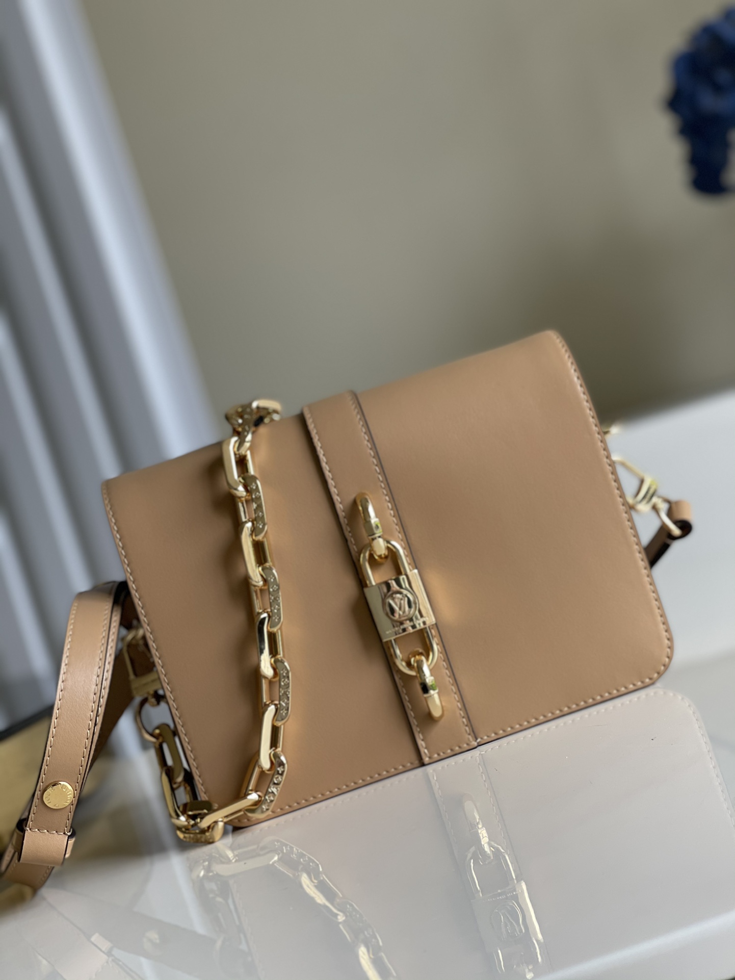 NO:396794,【Exclusive real photo M57745】Calf leather Rendez-Vous handbag uses calf leather to create avant-garde design, continuing the brand box heritage with rough chains and retro locks. Cleverly use chains and shoulder straps, easy switching of shoulders, crossbody, handheld. 17.0 x 22.0 x 7.0cm w.,LV [original leather],louis vuitton,cowhide19860909【独家实拍M57745】小牛皮Rendez-Vous 手袋采用小牛皮塑造前卫设计,以粗犷链条和复古锁扣延续品牌制箱传承.巧用链条和肩带,肩背、斜挎、手持轻松切换.17.0 x 22.0 x 7.0cm w.,LV【原厂皮】,louis vuitton,cowhide,Bag