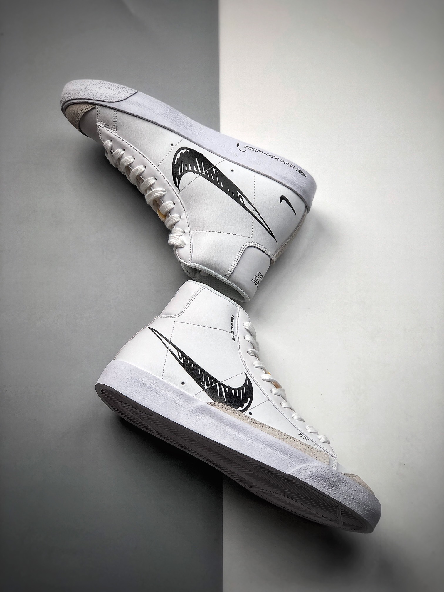 220  纯原Nike Blazer Mid ’77 Vintage 开拓者“涂鸦勾”复古高帮休闲板鞋 CW7580-101