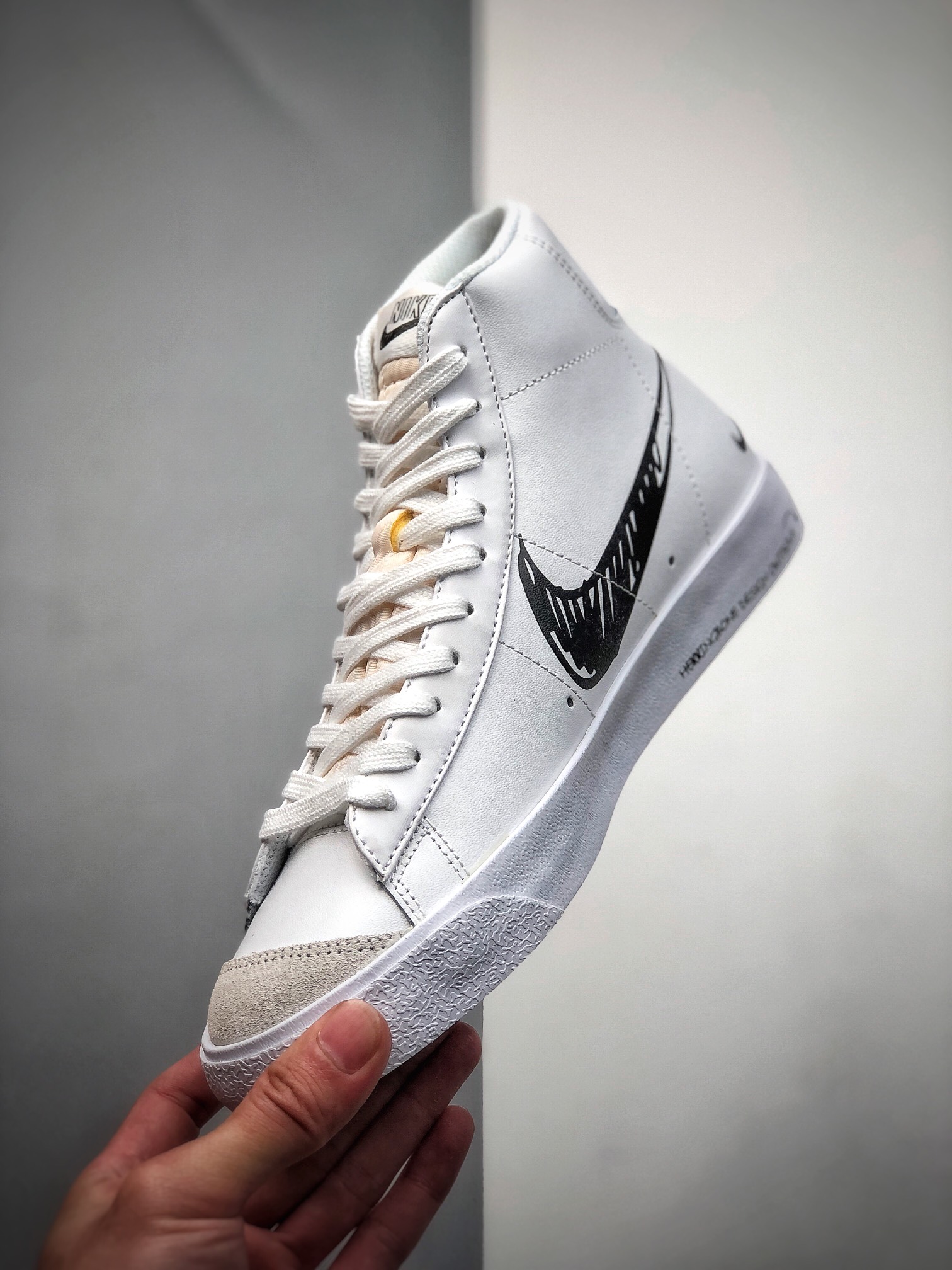 220  纯原Nike Blazer Mid ’77 Vintage 开拓者“涂鸦勾”复古高帮休闲板鞋 CW7580-101