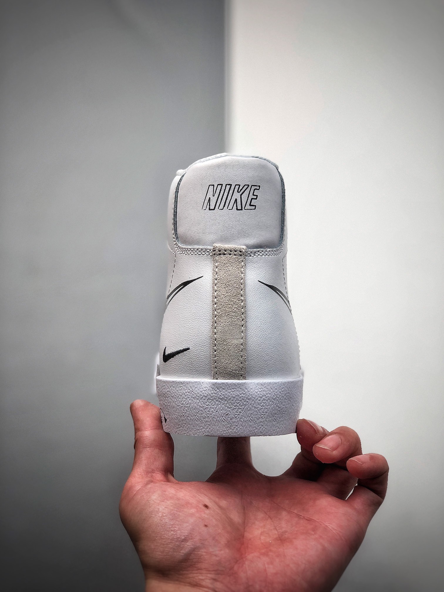 220  纯原Nike Blazer Mid ’77 Vintage 开拓者“涂鸦勾”复古高帮休闲板鞋 CW7580-101