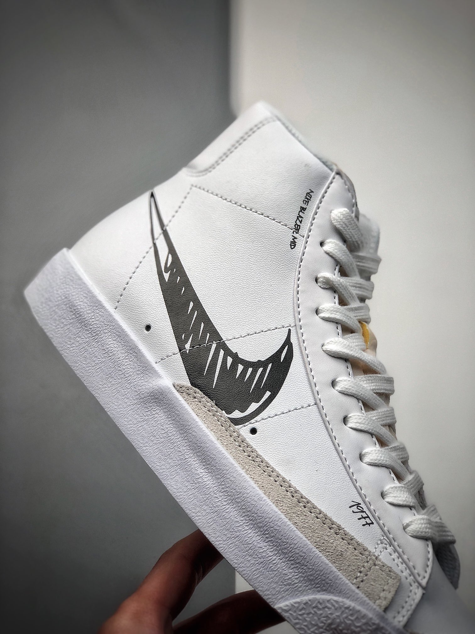 220  纯原Nike Blazer Mid ’77 Vintage 开拓者“涂鸦勾”复古高帮休闲板鞋 CW7580-101