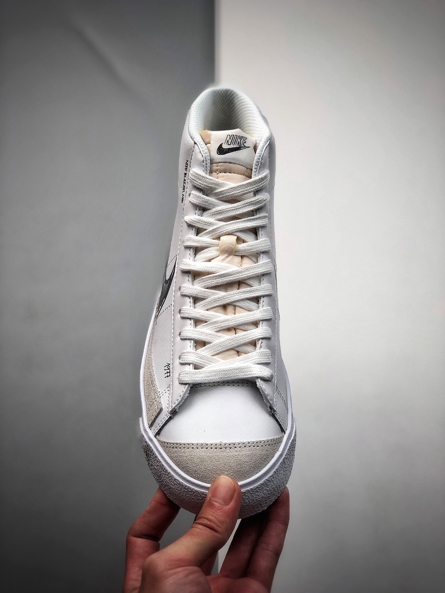 220  纯原Nike Blazer Mid ’77 Vintage 开拓者“涂鸦勾”复古高帮休闲板鞋 CW7580-101