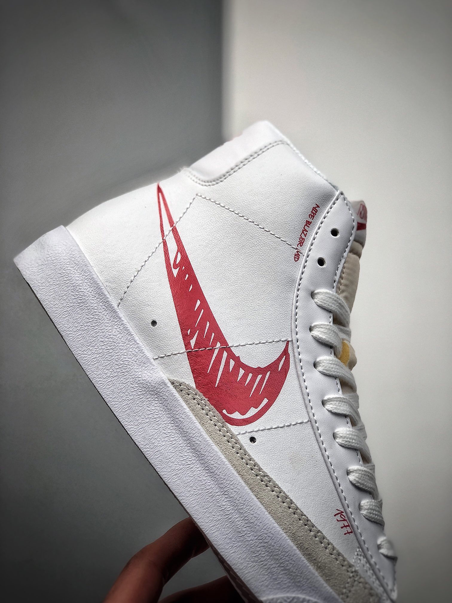 220  纯原Nike Blazer Mid ’77 Vintage 开拓者“涂鸦勾”复古高帮休闲板鞋 CW7580-100