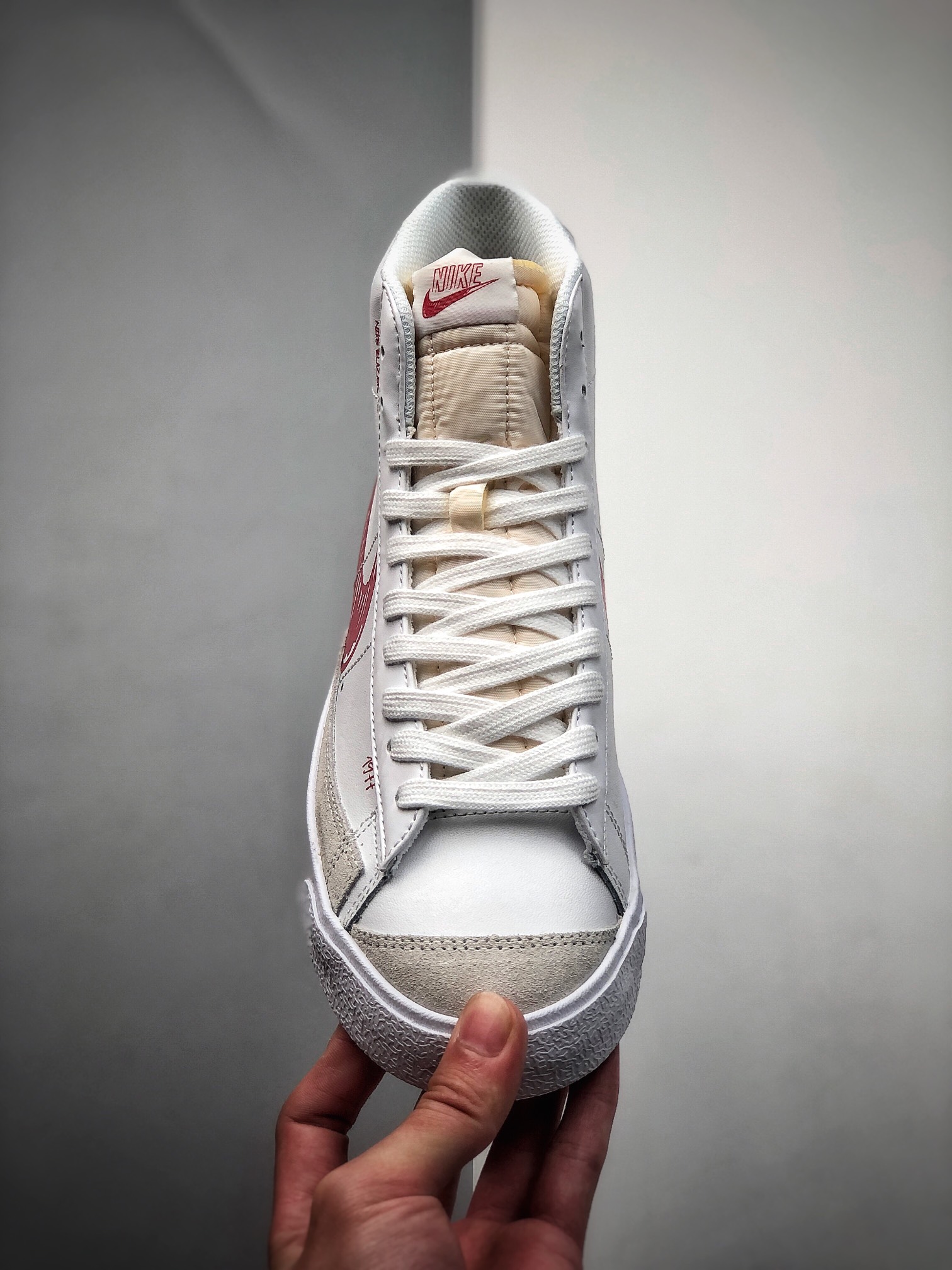 220  纯原Nike Blazer Mid ’77 Vintage 开拓者“涂鸦勾”复古高帮休闲板鞋 CW7580-100