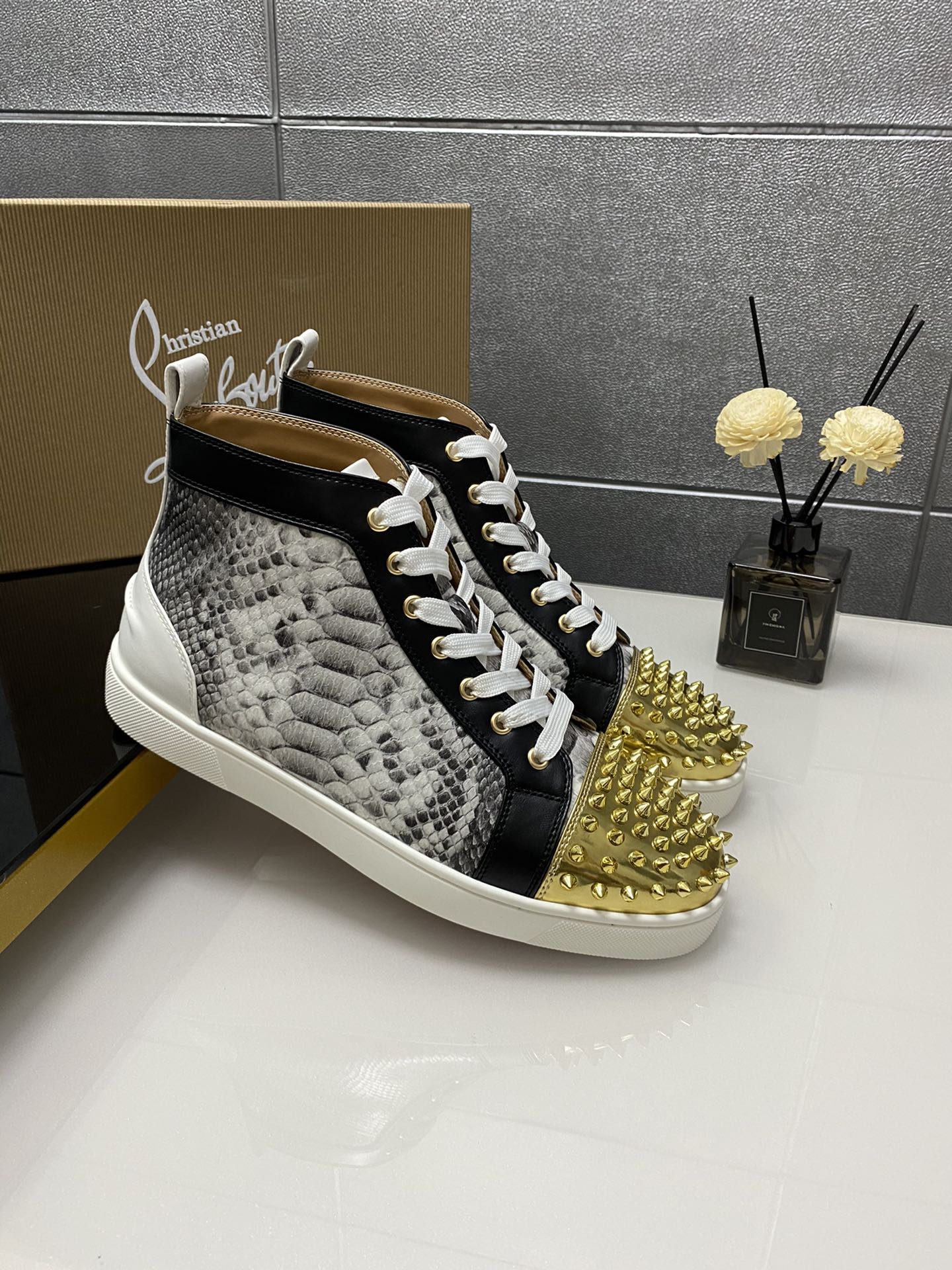 NO:689977,(Customized model).christian louboutin (CL red sole shoes) counter hot diamond series, casual sneakers for couples, exclusive hot model release event, latex foot pads, finished outsole stitching [satisfied] female 35-40# male 38#-46, global supply [top version] original imported cowhide upper, top original leather lining, original molded tpu outsole, original 1:1 detail processing, original shoe last, a large number of ready supplies,,,christian  louboutin,cowhide19860909(定做款).christian louboutin（CL红底鞋）专柜烫钻系列,情侣休闲板鞋  独家热款发布活动乳胶垫脚成品大底车线[得意]女35-40#男38#-46,全球供货【顶级版】原版进口牛皮鞋面,顶级原版皮内里,原版开模tpu大底,原版1:1细节处理,原版鞋楦,大量现货供应,,,christian louboutin,cowhide,Men's shoes