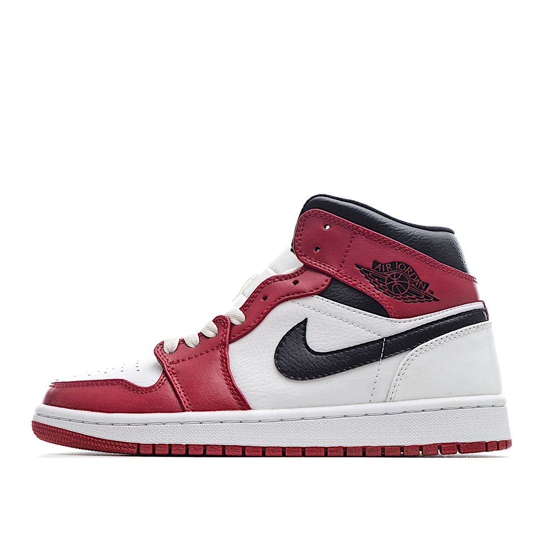 I0 新货 市面唯一天花板级别 Air Jordan 1 MiD 价格定位良心 几十个配色陆续出 平台专用代工流水线出品 一眼公司既视感 拿到手的一瞬间就与众不同 碾压市面所有版本 认准细节 全部原鞋开发 每一个配色都会采购原鞋确认细节 打破市面看图做货无好货之说 细节精确 所有配色原数据档案开发