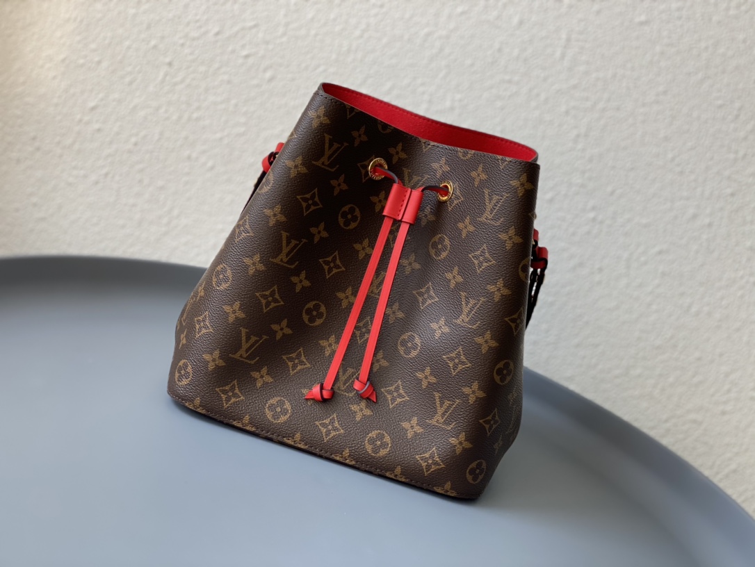 NO:176637,NEONOE Model 44021 26.026.017.5 Material Super Steel   Italian 5A Fabric (the body steel parts are forged forging, with many high-strength stamping, high toughness and fineness. The gold-plated surface is not easy to fade and get worn. The non-alloy parts are rough, with low density and easy to lose) Neonoe bucket bag is really super good-looking, with super temperament in the mirror, and has unlimited capacity!  The original calfskin of the bag is very durable, with a contrasting color design of drawstring and shoulder straps. The soul design at the four corners of the bag correspond to the bottom pattern. Cowhide, gold plating19860909NEONOE 型号44021 26.026.017.5 材质超级钢＋意大利5A面料 (包身钢件为锻造工艺,多次高强度冲压成型,韧性大且精细.镀金面不易掉色磨花 .非合金件粗糙,密度低易损易花) Neonoe水桶包真的颜值超高,超强气质入镜,容量无限！包包原厂小牛皮非常耐用的,抽绳和肩带撞色设计,灵魂设计在四个包角跟底部相呼应的图案对花,,cowhide,gold plating,Bag