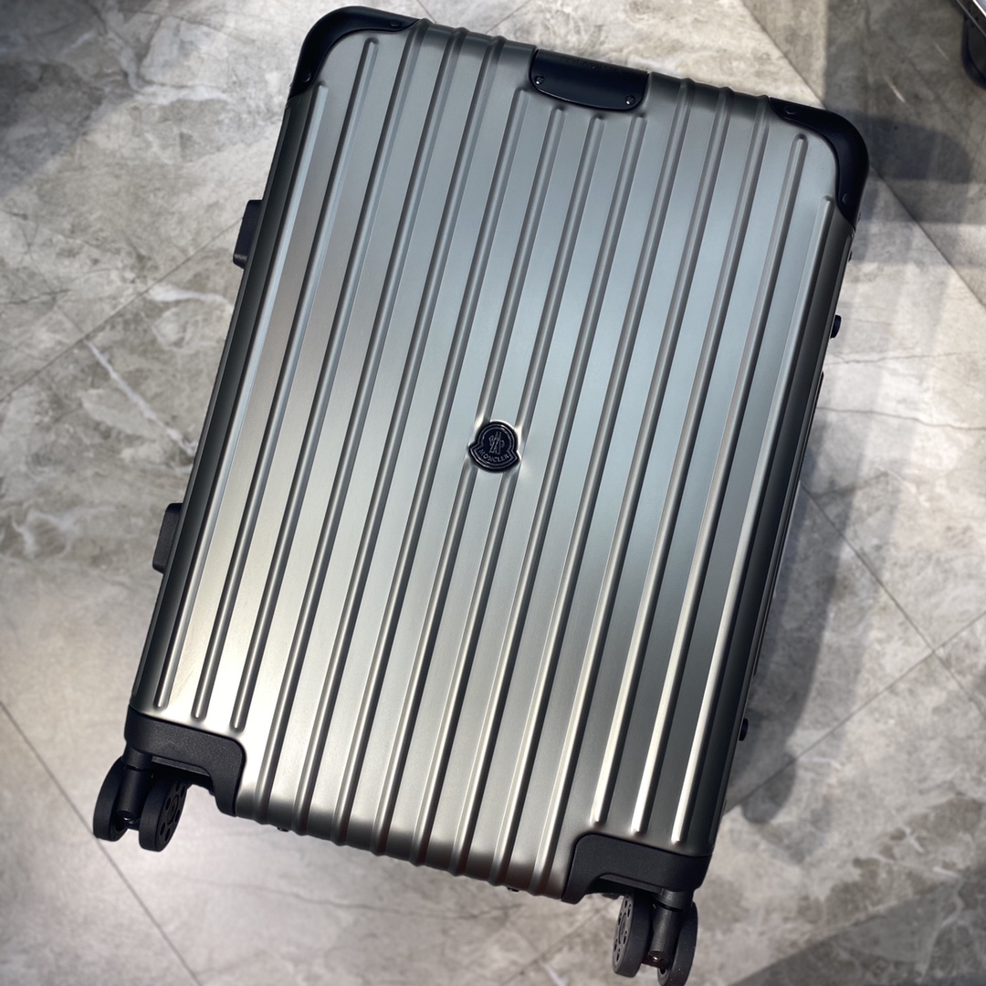 Moncler y RIMOWA se unen nuevamente para crear un conjunto de maletas personalizadas basadas en la icónica serie "Topas…