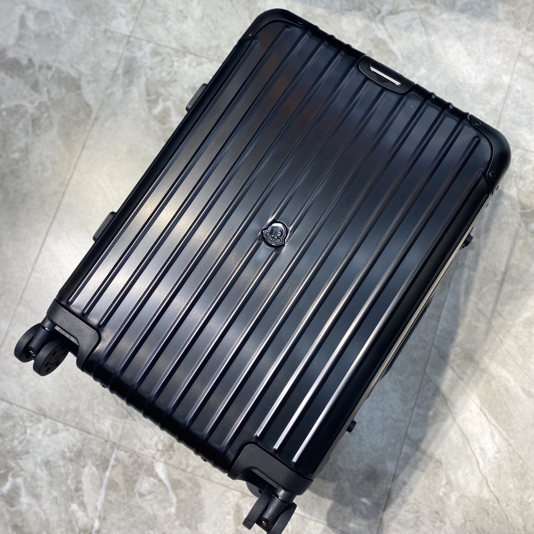 Moncler y RIMOWA se unen nuevamente para crear un conjunto de maletas personalizadas basadas en la icónica serie "Topas…