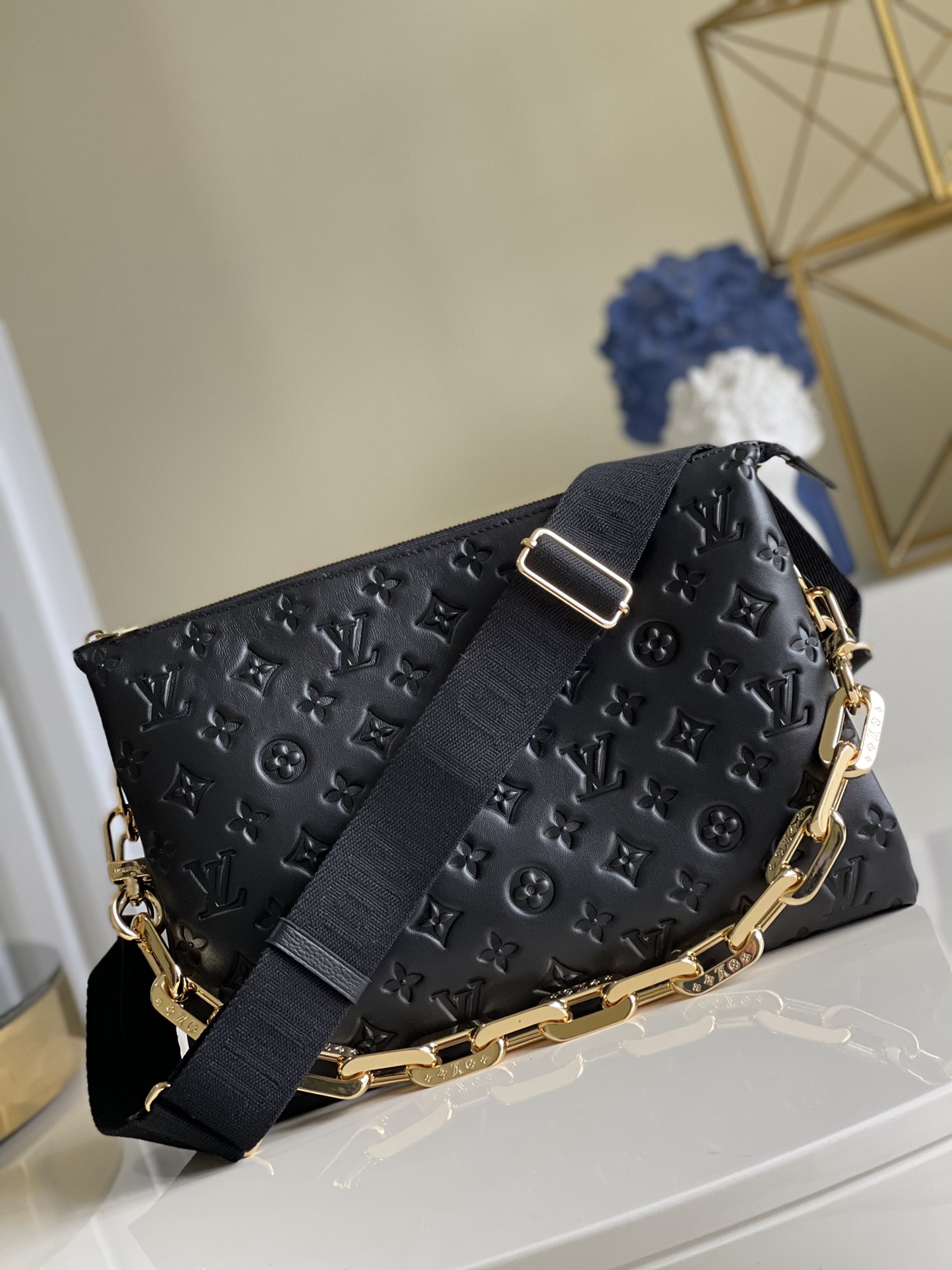 NO:396722,【Exclusive real shot M57783】Catches sight at the spring and summer fashion show Monogram embossed fluffy sheepskin creates a soft texture like a pillow, adjustable shoulder straps and new Edge chain to achieve the choice of shoulder and crossbody, and can also be transformed into a baguette underarms. Size 24×34×12cm w., LV [original leather], louis vuitton, sheepskin19860909【独家实拍M57783】于 春夏时装秀俘获视线Monogram 压纹蓬松绵羊皮塑造宛如靠枕的丰软质感,可调节肩带和全新 Edge 链条实现肩背和斜挎选择,亦可化身腋下法棍包.尺寸24×34×12cm w.,LV【原厂皮】,louis vuitton,sheepskin,Bag