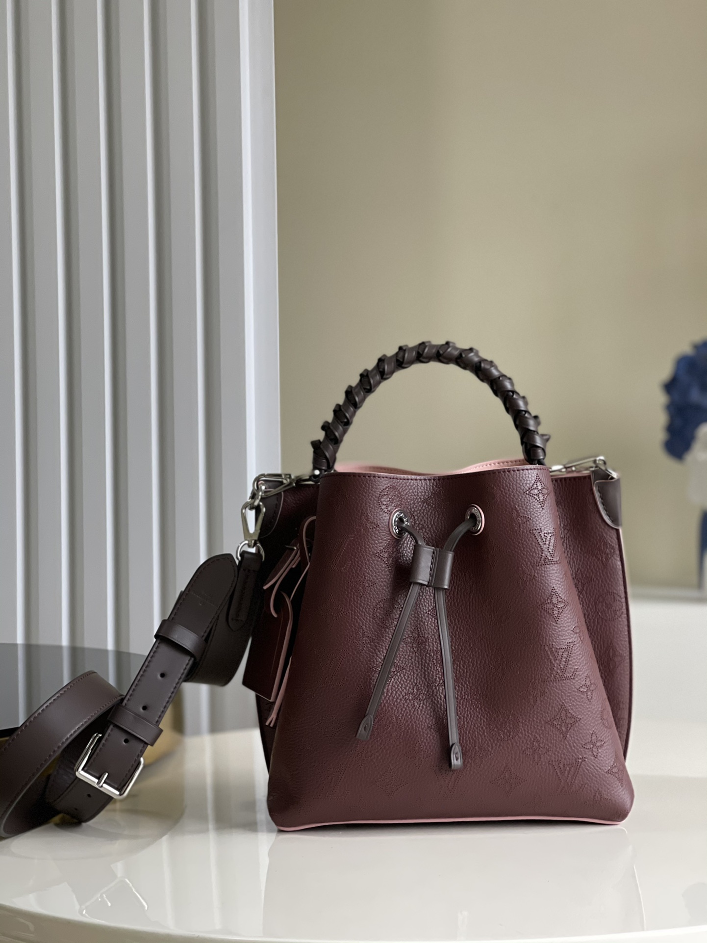 NO:401143,【Exclusive real photo of M55906 purple and red】MURIA handbag M55799 M55800 M55801 M55906 Vert LagonMuria bucket bag is made of carved calfskin, with perforations slowly outlining Monogram pattern, embellished with brand and key bag. Paired with woven handles and long leather shoulder straps. Size 25.0 x 25.0 x 20.0 s.,LV【original leather】,louis vuitton,cowhide19860909【独家实拍M55906紫红】MURIA 手袋 M55799 M55800 M55801 M55906 Vert LagonMuria 水桶包取材镂花小牛皮,其上穿孔缓缓勾勒 Monogram 图案,点缀名牌与钥匙包.搭配编织手柄与长皮革肩带.尺寸25.0 x 25.0 x 20.0 s.,LV【原厂皮】,louis vuitton,cowhide,Bag