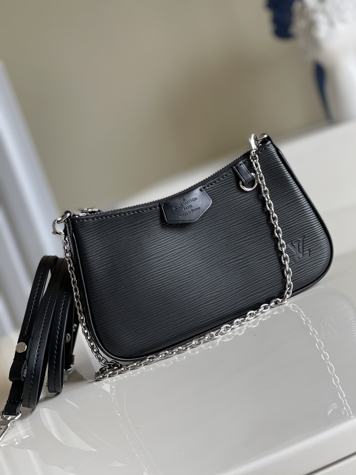 NO:396748,【Exclusive real photo M80471】Mahjong bag Easy Pouch On Strap handbag is made of Epi grain leather implicitly imprinted LV letters, which store daily needs with neat lines, paired with a D-ring with detachable chain and fixed bag decoration. The adjustable shoulder strap is tied to achieve shoulder and crossbody. Size: 19 x 11.5 x 3 cm p.450,LV [original leather],louis vuitton19860909【独家实拍M80471】麻将包 Easy Pouch On Strap 手袋为 Epi 粒面皮革含蓄压印 LV 字母,以利落线条收纳日常所需,搭配可拆卸链条和固定包饰的 D 形环.系上可调节肩带亦可实现肩背和斜挎.尺寸: 19 x 11.5 x 3 cm p.450,LV【原厂皮】,louis vuitton,Bag