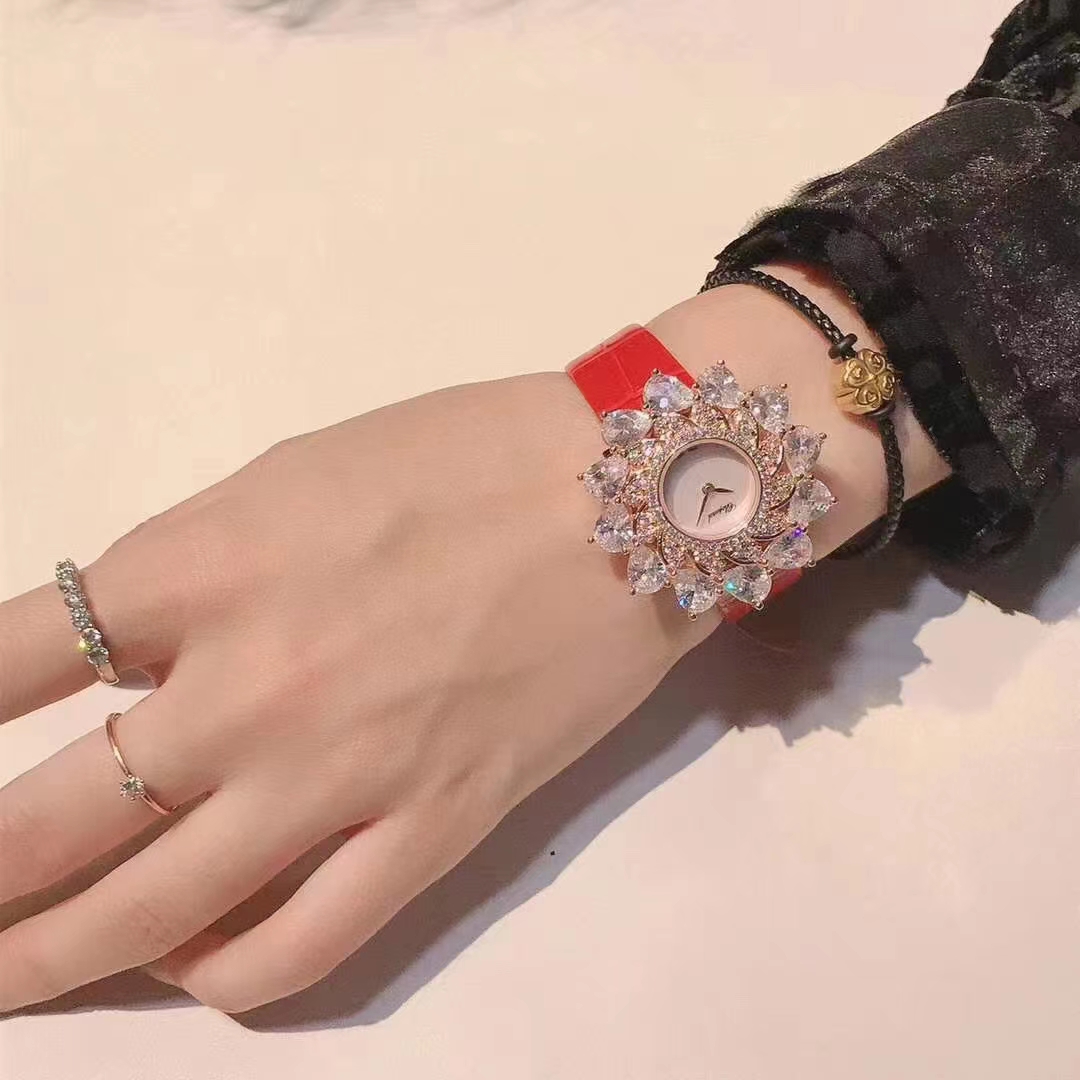 Chopard 萧邦 Chopard 高级珠宝系列腕表 以璀璨的花朵造型 由钻石珠宝点缀而成的表壳