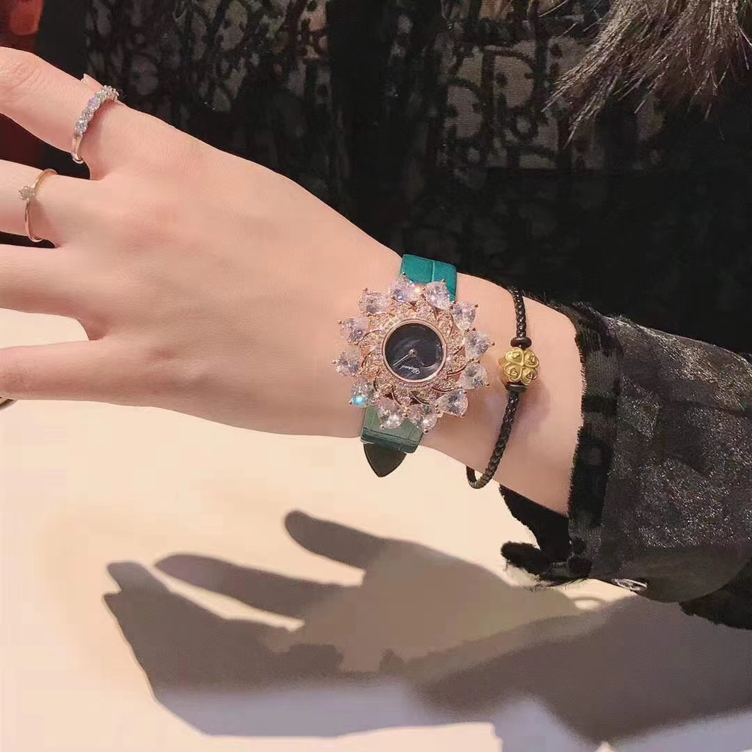 Chopard 萧邦 Chopard 高级珠宝系列腕表 以璀璨的花朵造型 由钻石珠宝点缀而成的表壳