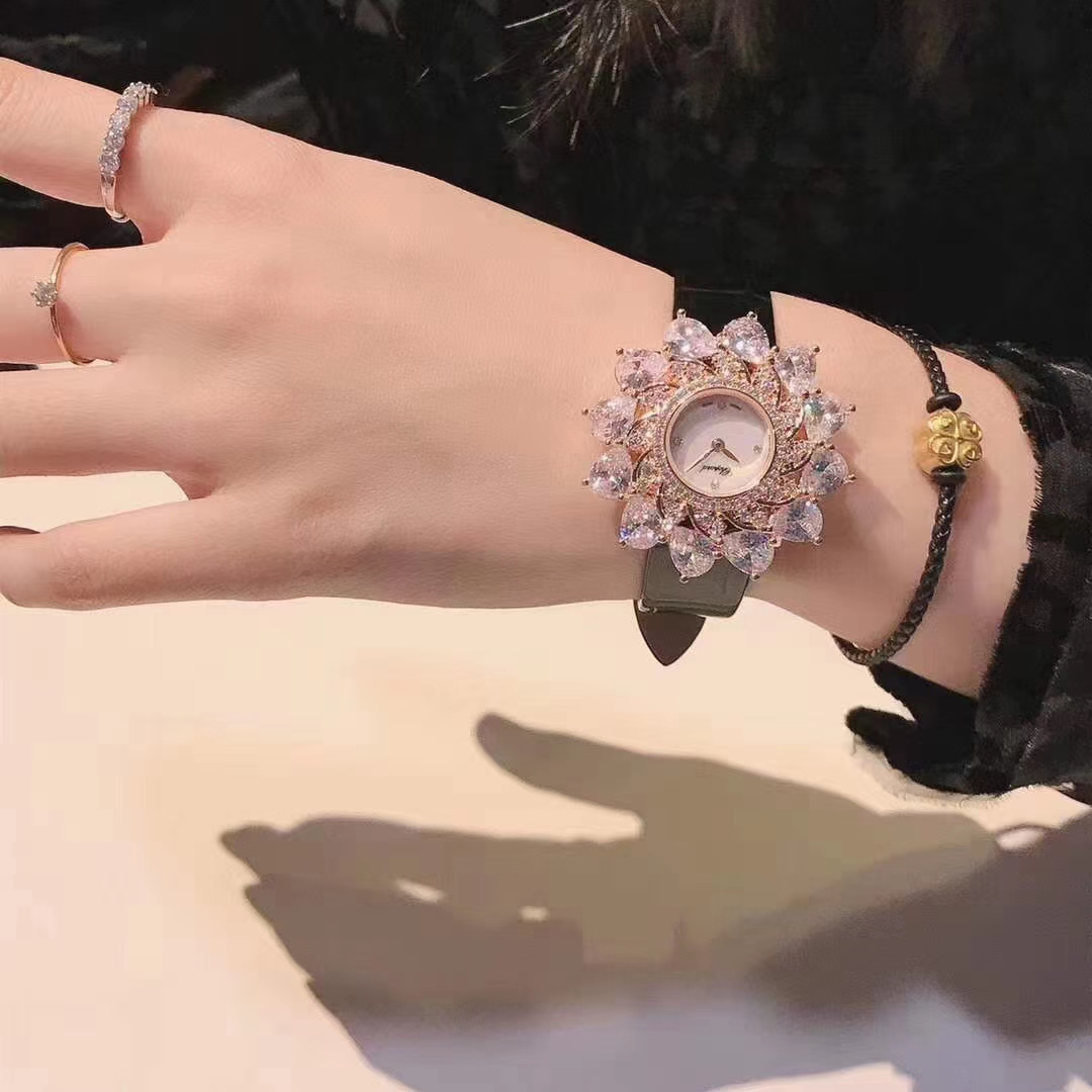 Chopard 萧邦 Chopard 高级珠宝系列腕表 以璀璨的花朵造型 由钻石珠宝点缀而成的表壳