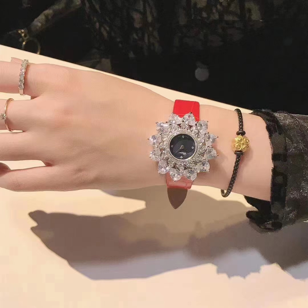 Chopard 萧邦 Chopard 高级珠宝系列腕表 以璀璨的花朵造型 由钻石珠宝点缀而成的表壳