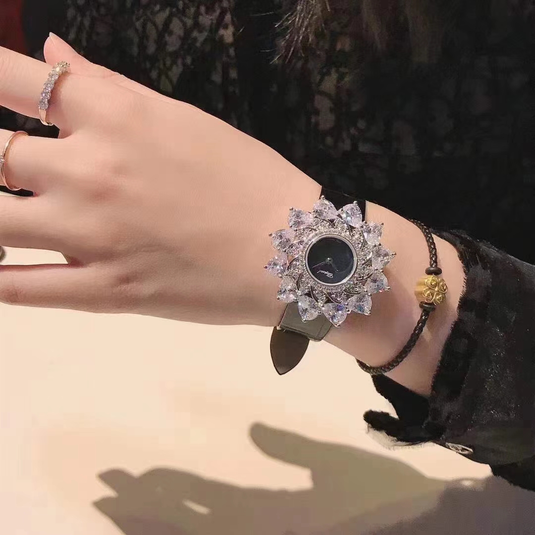 Chopard 萧邦 Chopard 高级珠宝系列腕表 以璀璨的花朵造型 由钻石珠宝点缀而成的表壳