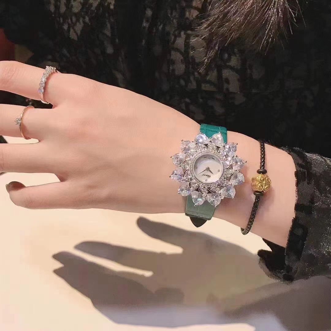 Chopard 萧邦 Chopard 高级珠宝系列腕表 以璀璨的花朵造型 由钻石珠宝点缀而成的表壳