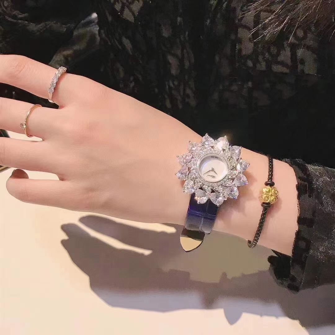 Chopard 萧邦 Chopard 高级珠宝系列腕表 以璀璨的花朵造型 由钻石珠宝点缀而成的表壳