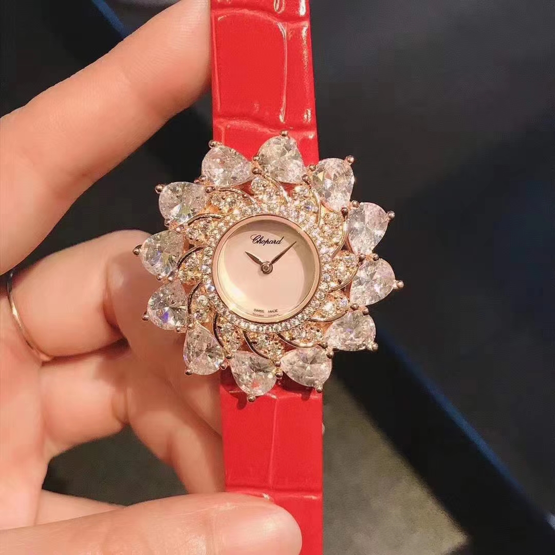 Chopard 萧邦 Chopard 高级珠宝系列腕表 以璀璨的花朵造型 由钻石珠宝点缀而成的表壳