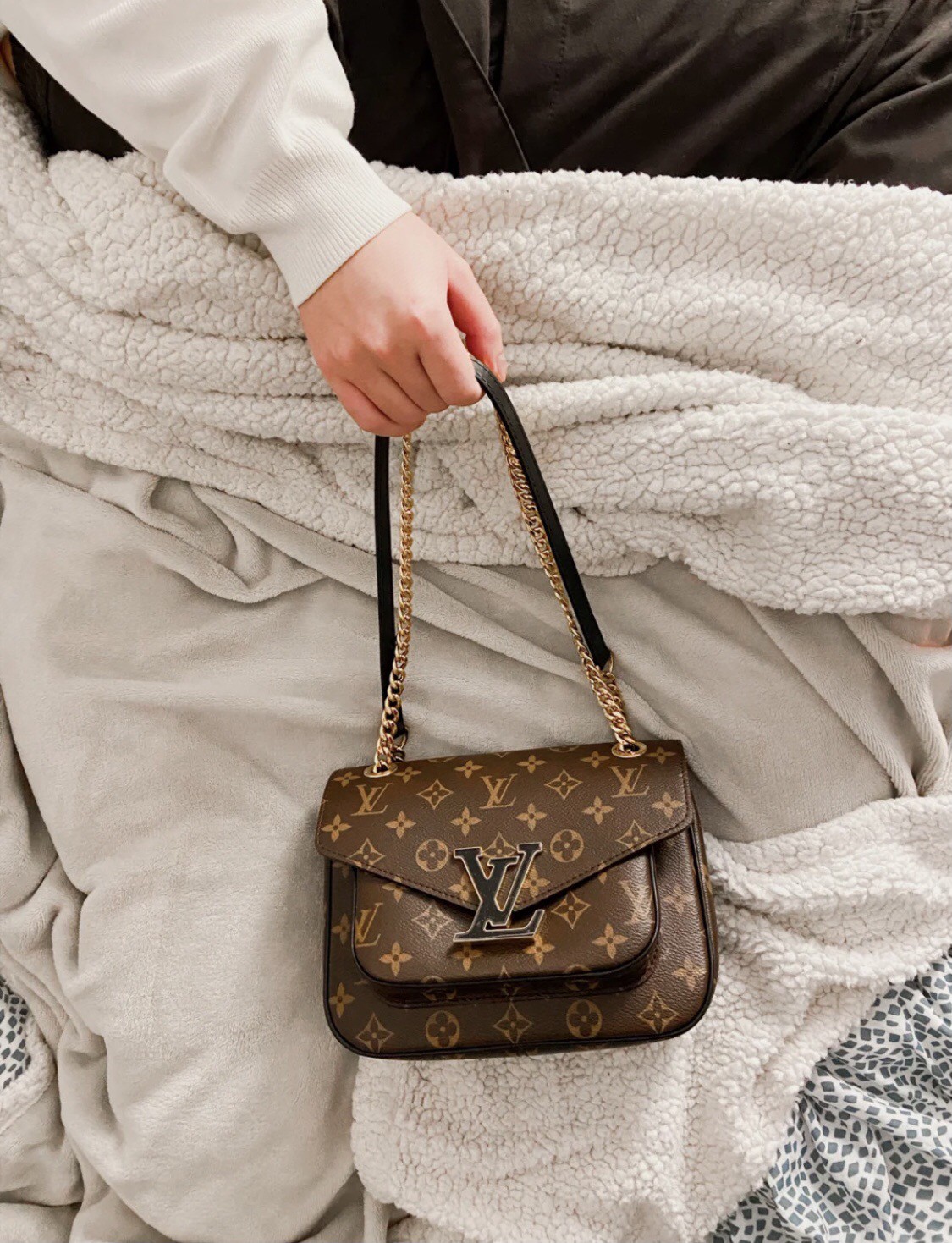 NO:201341,Original list [NEW CHAIN ​​BAG Chain Bag] M45592 Chain Bag Chain Bag is made of Monogram canvas in exquisite configuration, paired with resin LV magnetic buckle, which inadvertently points out the trend pioneer. The front and rear outer bags and inner bags are easy to pick up and hold personal belongings, and attend daily and night occasions with peace of mind. Size 24 x 17 x 12 cm 046000, LV [top original list], louis vuitton19860909原单【NEW CHAIN BAG 链条包】M45592 Chain Bag 链条包以 Monogram 帆布塑造玲珑构型,搭配树脂 LV 磁扣,于不经意间点明潮流先锋.前后外袋和内袋便于取放随身物品,安心出席昼夜场合.尺寸24 x 17 x 12 厘米046000,LV【顶级原单】,louis vuitton,Bag