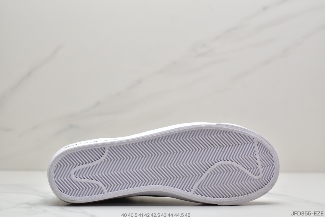 170 耐克Nike BLAZER LOW Thew Way 开拓者高帮时尚休闲板鞋 为概念的 Nike Blazer,标志着Nike在篮球鞋领域迈出的第一步。 Nike Blazer最为醒目的标志就是在鞋身侧面硕大的 Swoosh,细纹皮革鞋面和优质橡胶大底的使用,令球鞋的支撑性、稳定性和缓震性有了巨大提升 DC3278 280 尺码：40 40.5 41 42 42.5 43 44 44.5 45  ID：JFD355-EZE