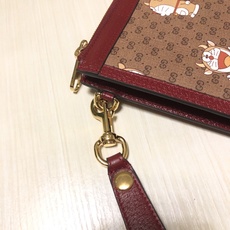 此款GG supreme帆布手包巧妙融入时光旅行机器猫的经典形象,童趣十足。这是品牌与哆啦A梦联手推出的 此款GG supreme帆布手包巧妙融入时光旅行机器猫的经典形象,童趣十足。这是品牌与哆啦A梦联手推出的