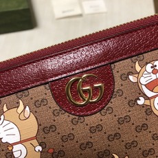 此款GG supreme帆布手包巧妙融入时光旅行机器猫的经典形象,童趣十足。这是品牌与哆啦A梦联手推出的 此款GG supreme帆布手包巧妙融入时光旅行机器猫的经典形象,童趣十足。这是品牌与哆啦A梦联手推出的
