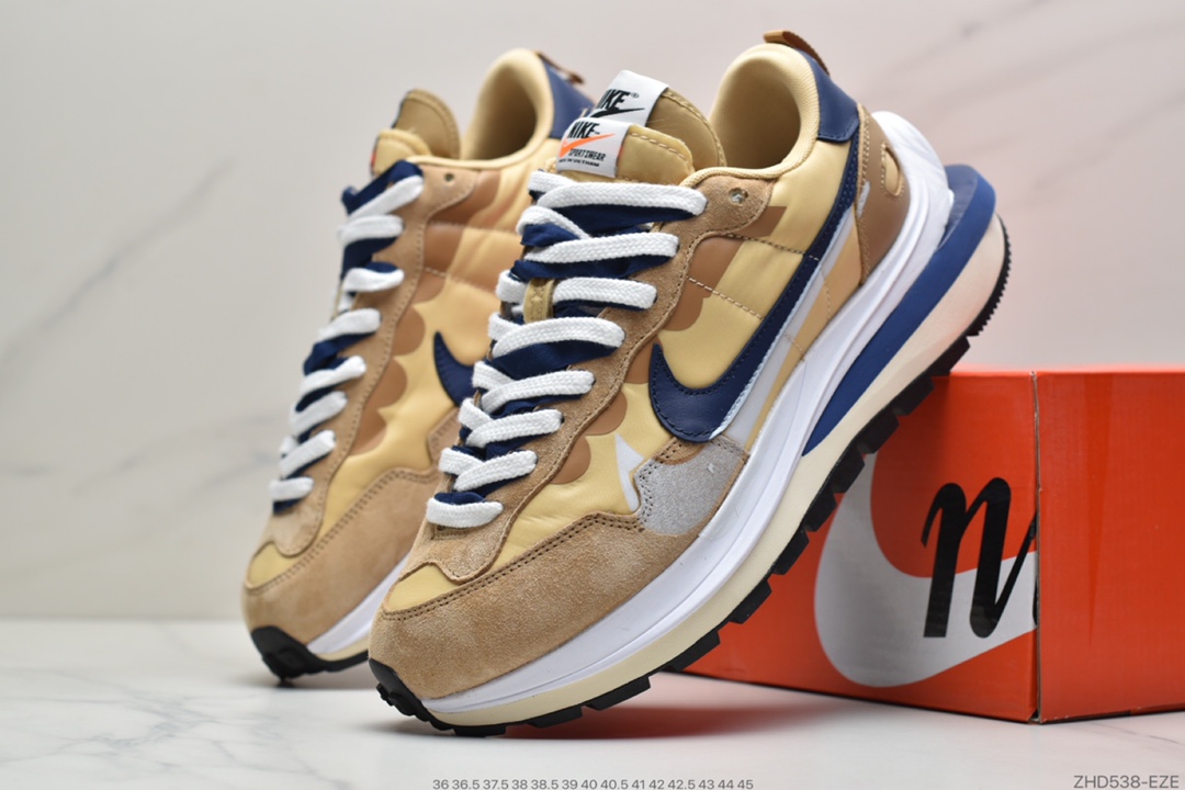 300  Sacai x Nike VaporWaffle  DD1875-500