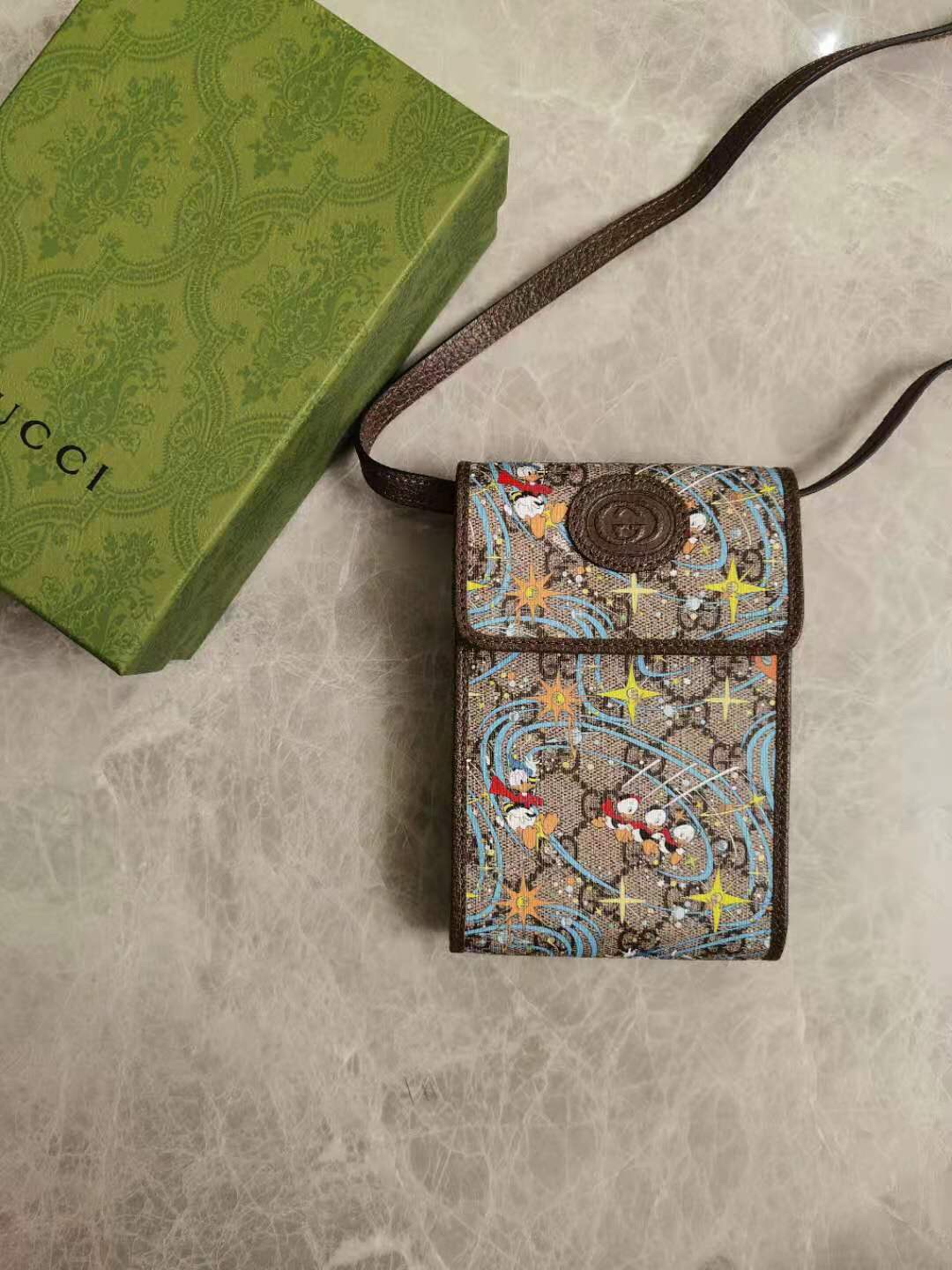 NO:672540,Epilogue original leather mobile phone bag ~ The new Donald Duck series. The pattern of Donald Duck and his three nephews appearing together adds an unconstrained charm to the classic Gucci bag. It is fashionable and practical for the whole family to fly to the stars!  Style number 647927, size 18-11-3cm, Gucci wallet, gucci, gucci, wallets19860909Epilogue原厂皮手机包～唐老鸭系列全新唐老鸭与三个侄子一同登场的图案为经典古驰包款大增天马行空的魅力一家人飞天摘星趣味满满的时尚实用！款号647927,尺寸18-11-3cm,Gucci钱包,gucci,gucci,wallets,欧美剧