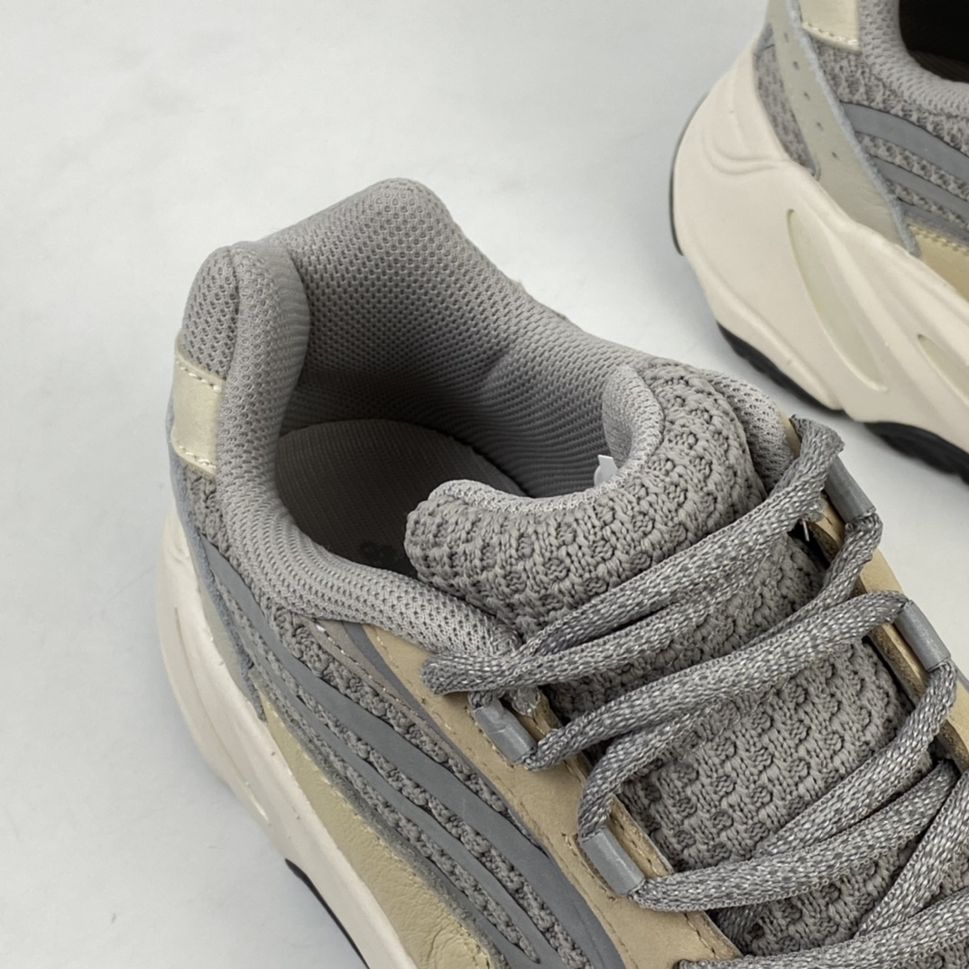 240 AD Yeezy Boost 700 V2 “Cream ” 奶油 棕灰白 复古爆米花中底姥爷慢跑鞋 GY7924