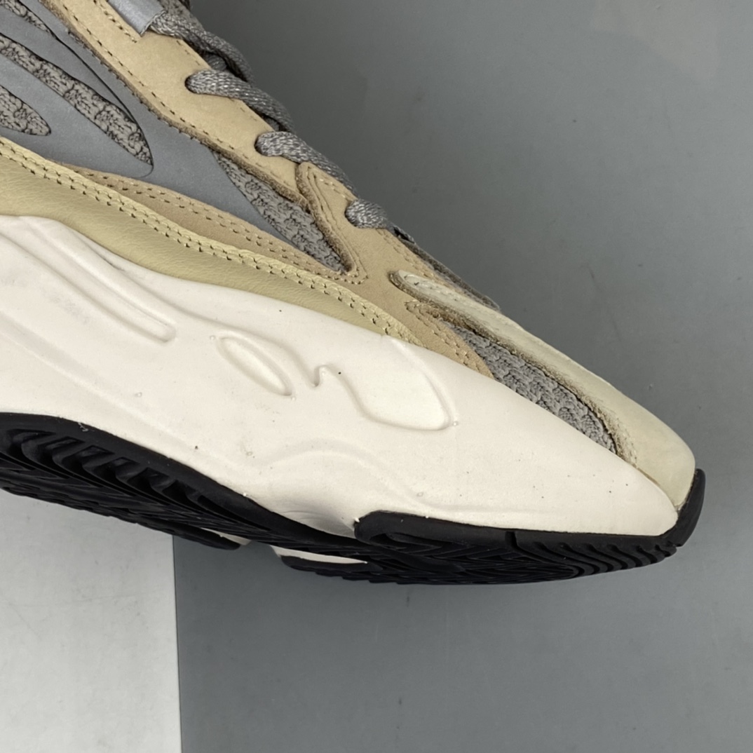 240 AD Yeezy Boost 700 V2 “Cream ” 奶油 棕灰白 复古爆米花中底姥爷慢跑鞋 GY7924
