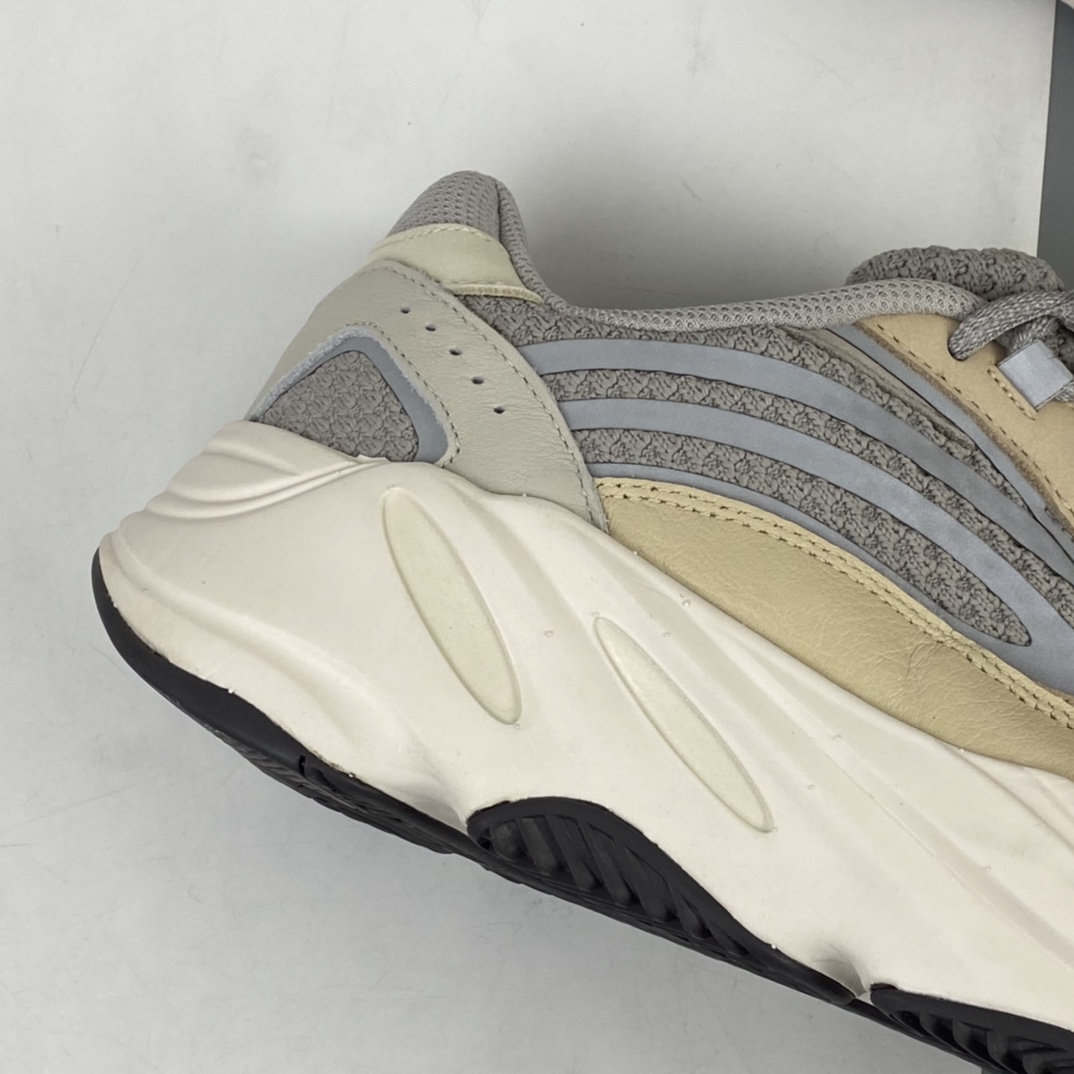 240 AD Yeezy Boost 700 V2 “Cream ” 奶油 棕灰白 复古爆米花中底姥爷慢跑鞋 GY7924