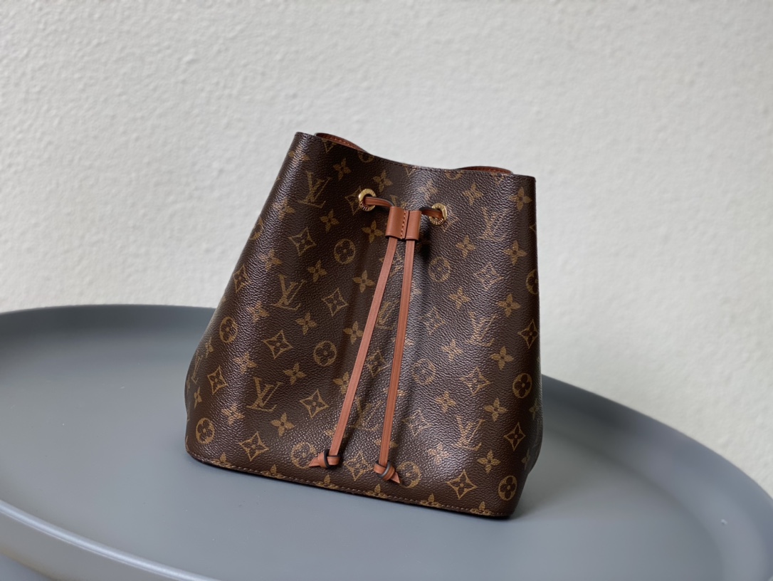 NO:176648,NEONOE Model 44887 26.026.017.5 Material Super Steel   Italian 5A Fabric (the body steel parts are forged forging, with many high-strength stamping, with high toughness and fineness. The gold-plated surface is not easy to fade and get worn. The non-alloy parts are rough, with low density and easy to lose) Neonoe bucket bag is really super good-looking, with super temperament in the mirror, and has unlimited capacity!  The original calfskin of the bag is very durable, with a contrasting color design of drawstring and shoulder straps. The soul design at the four corners of the bag correspond to the bottom pattern. Cowhide, gold plating19860909NEONOE 型号44887 26.026.017.5 材质超级钢＋意大利5A面料 (包身钢件为锻造工艺,多次高强度冲压成型,韧性大且精细.镀金面不易掉色磨花 .非合金件粗糙,密度低易损易花) Neonoe水桶包真的颜值超高,超强气质入镜,容量无限！包包原厂小牛皮非常耐用的,抽绳和肩带撞色设计,灵魂设计在四个包角跟底部相呼应的图案对花,,cowhide,gold plating,Bag