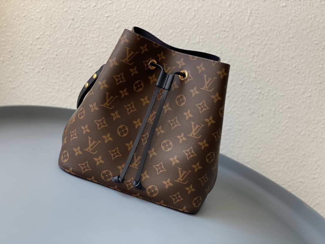 NO:176658,NEONOE Model 44020 26.026.017.5 Material Super Steel   Italian 5A Fabric (the body steel parts are forged forging, with many high-strength stamping, high toughness and fineness. The gold-plated surface is not easy to fade and get worn. The non-alloy parts are rough, with low density and easy to lose) Neonoe bucket bag is really super good-looking, with super temperament in the mirror, and has unlimited capacity!  The original calfskin of the bag is very durable, with a contrasting color design of drawstring and shoulder straps. The soul design at the four corners of the bag correspond to the bottom pattern. Cowhide, gold plating19860909NEONOE 型号44020 26.026.017.5 材质超级钢＋意大利5A面料 (包身钢件为锻造工艺,多次高强度冲压成型,韧性大且精细.镀金面不易掉色磨花 .非合金件粗糙,密度低易损易花) Neonoe水桶包真的颜值超高,超强气质入镜,容量无限！包包原厂小牛皮非常耐用的,抽绳和肩带撞色设计,灵魂设计在四个包角跟底部相呼应的图案对花,,cowhide,gold plating,Bag