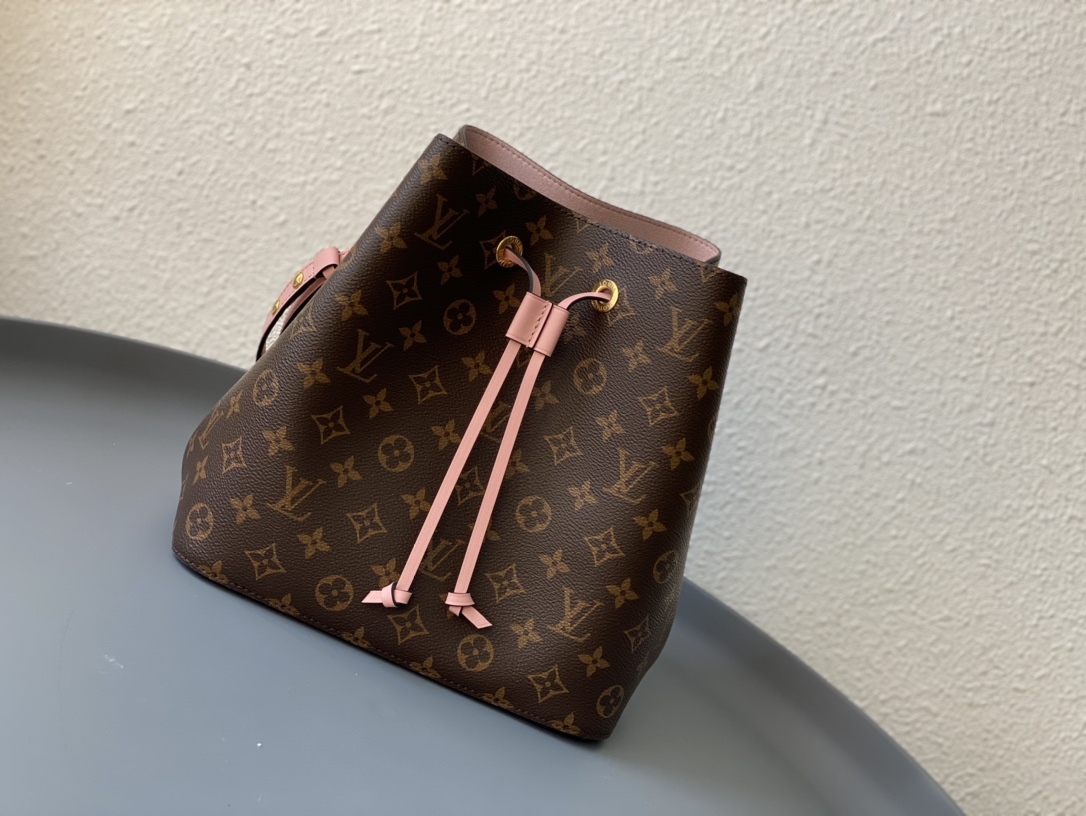 NO:176668,NEONOE Model 44022 26.026.017.5 Material Super Steel   Italian 5A Fabric (the body steel parts are forged forging, with many high-strength stamping, with high toughness and fineness. The gold-plated surface is not easy to fade and get worn. The non-alloy parts are rough, with low density and easy to lose) Neonoe bucket bag is really super good-looking, with super temperament in the mirror, and has unlimited capacity!  The original calfskin of the bag is very durable, with a contrasting color design of drawstring and shoulder straps. The soul design at the four corners of the bag correspond to the bottom pattern. Cowhide, gold plating19860909NEONOE 型号44022 26.026.017.5 材质超级钢＋意大利5A面料 (包身钢件为锻造工艺,多次高强度冲压成型,韧性大且精细.镀金面不易掉色磨花 .非合金件粗糙,密度低易损易花) Neonoe水桶包真的颜值超高,超强气质入镜,容量无限！包包原厂小牛皮非常耐用的,抽绳和肩带撞色设计,灵魂设计在四个包角跟底部相呼应的图案对花,,cowhide,gold plating,Bag