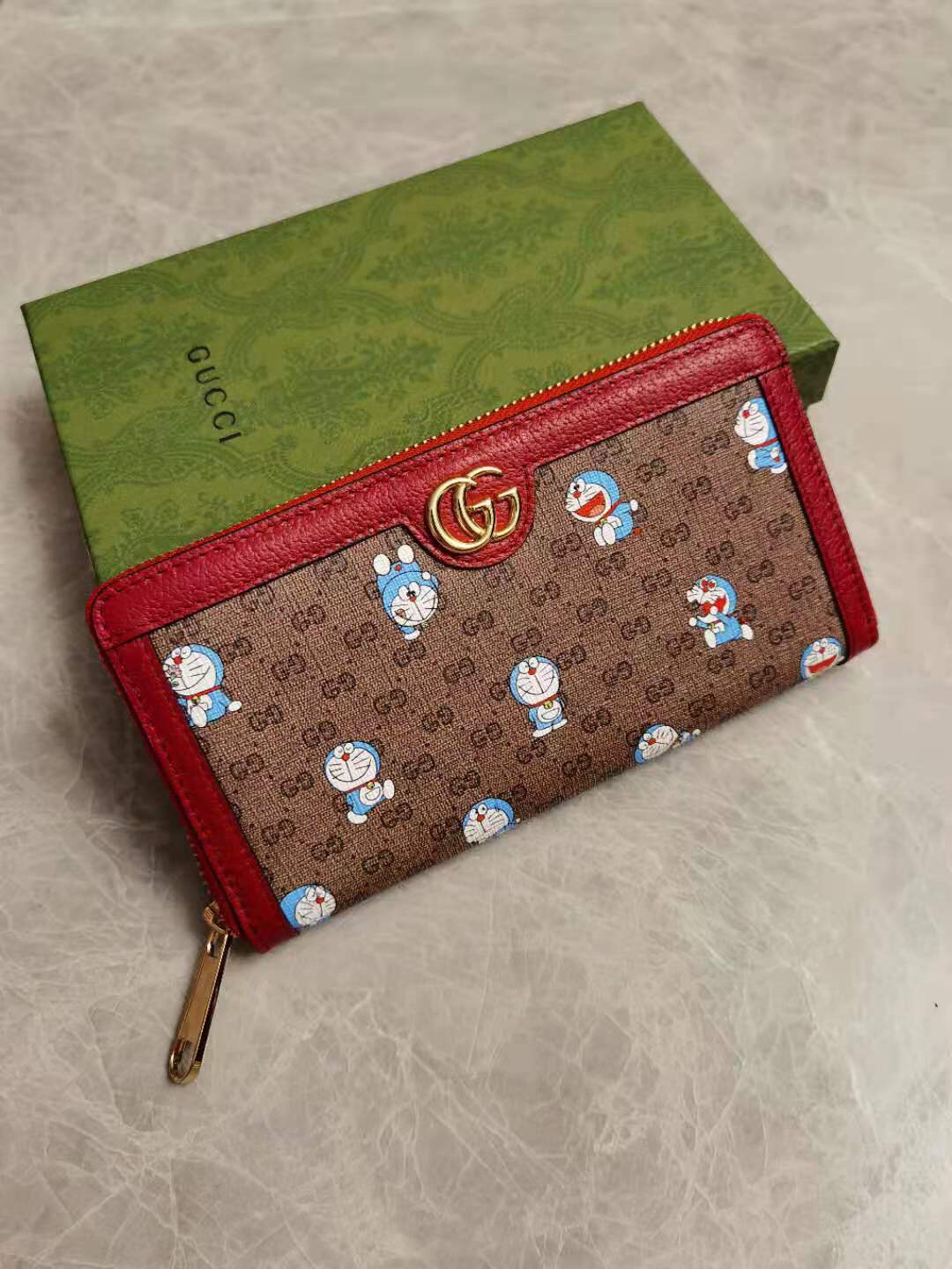 NO:672556,GUCCI latest!  Doraemon x Gucci joint series ~ zipper wallet!  The various cute expressions of 'Big Fatty' Doraemon are torn and printed on PVC high-grade fabrics, matched with original factory pig-grain cowhide, exquisite and fashionable, model 647787, size 19x10x2cm, Gucci wallet, gucci, wallets, cowhide19860909GUCCI最新！ Doraemon x Gucci联名系列～拉链钱包！彩用PVC高级面料撕印“大胖子”哆啦A梦的各种萌哒表情搭配原工厂猪纹牛皮,精致时尚,型号647787,尺寸19x10x2cm,Gucci钱包,gucci,wallets,cowhide,欧美剧