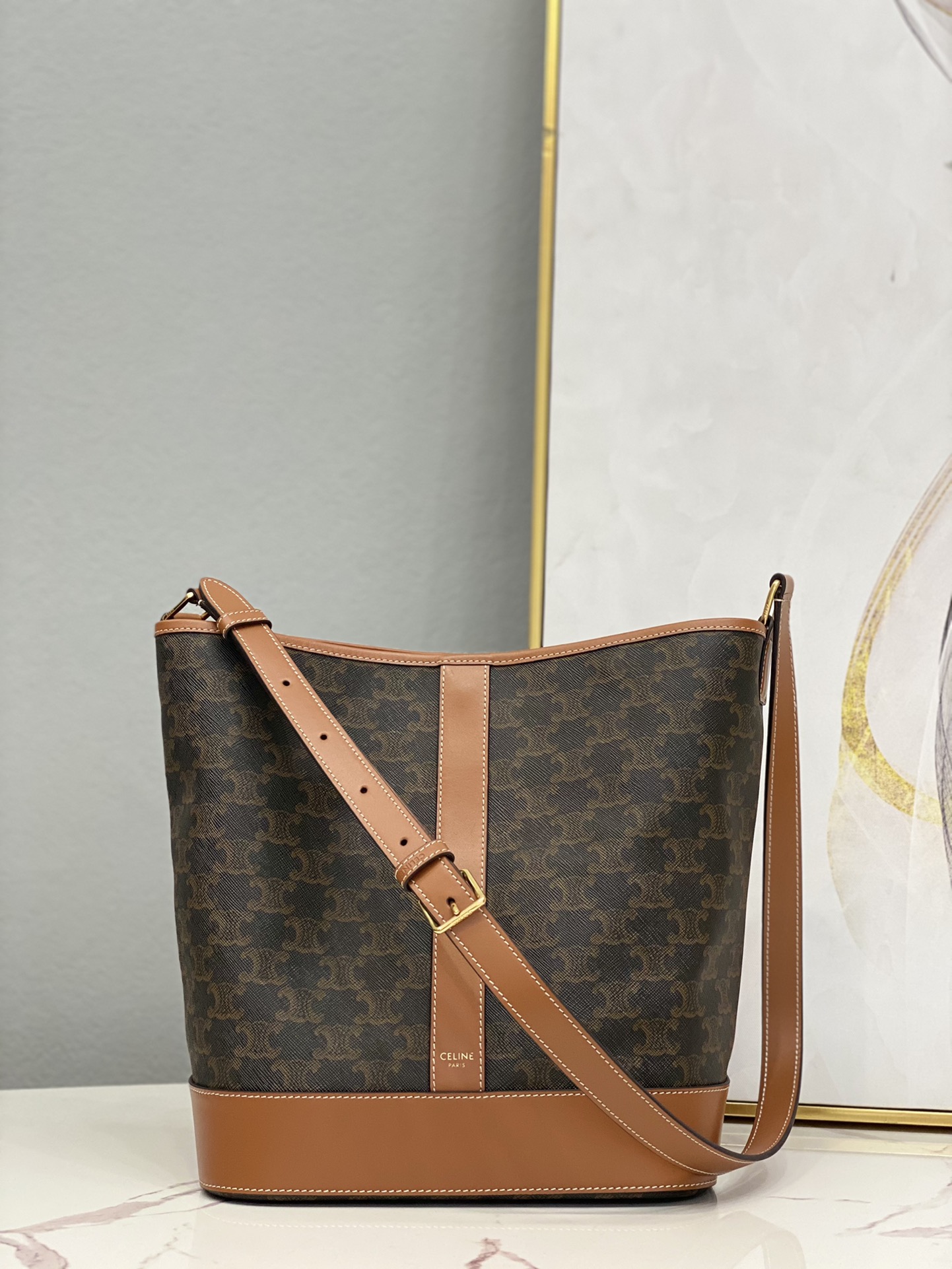 NO:183295,Genuine grade Large original leather version [CL Home] New product TRIOMPHE canvas bucket bag, CL191132, 61 coated canvas, 39 calfskin, cotton lining, crossbody and shoulder back, snap buckle closure, adjustable leather shoulder strap length 17 inches (43 cm) Size 33 X 27 X 17cm, Celine, christian louboutin, celine, louis vuitton, cowhide19860909正品级 大号 原厂皮版本【CL家】新品 TRIOMPHE 帆布水桶包,CL191132,61涂层帆布,39小牛皮,棉衬里,斜挎和肩背,按扣开合,可调节皮革肩带长17英寸（43厘米）尺寸33 X 27 X 17cm,赛琳,christian louboutin,celine,louis vuitton,cowhide,Bag