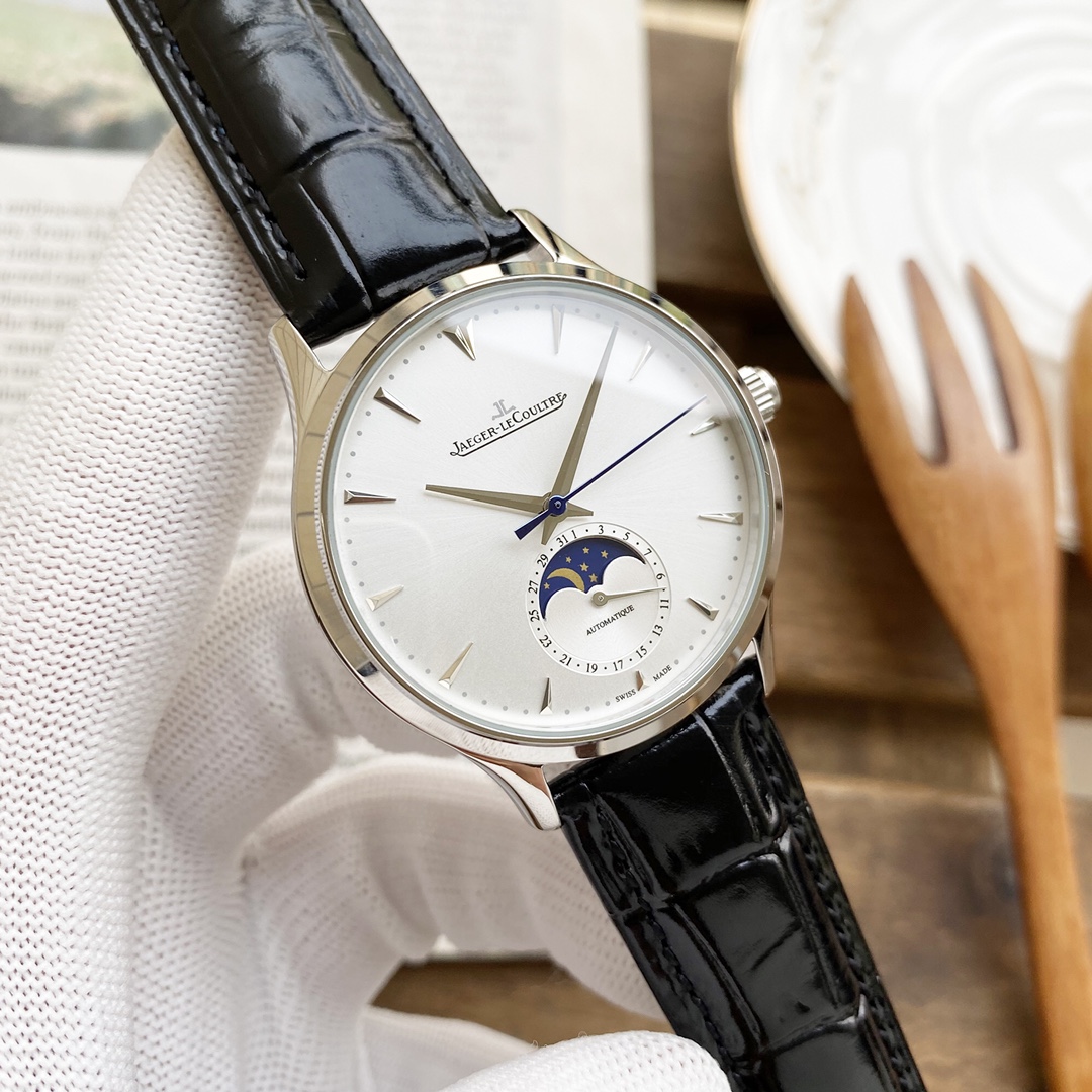 P430 积家月相大师 积家月相大师震撼色系列手表，最高版本 市面目前平民性价比最强，表壳直径39mm与原装同步。六点钟的子盘拥有月相加日历显示，月相一日转一圈，功能和正品一致。【细节突破】腕表盘面发现有微微的弧度，为了达到这一效果，耗时费力多次调整模具，确保神韵和感觉能与原装相媲美。