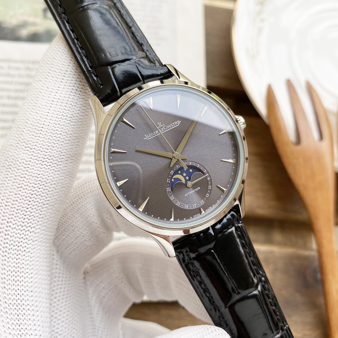 P430 积家月相大师 积家月相大师震撼色系列手表，最高版本 市面目前平民性价比最强，表壳直径39mm与原装同步。六点钟的子盘拥有月相加日历显示，月相一日转一圈，功能和正品一致。【细节突破】腕表盘面发现有微微的弧度，为了达到这一效果，耗时费力多次调整模具，确保神韵和感觉能与原装相媲美。