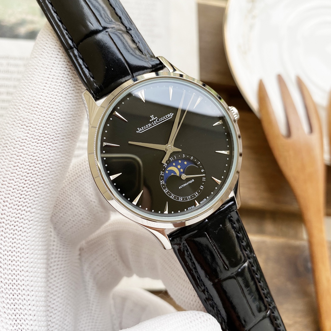 P430 积家月相大师 积家月相大师震撼色系列手表，最高版本 市面目前平民性价比最强，表壳直径39mm与原装同步。六点钟的子盘拥有月相加日历显示，月相一日转一圈，功能和正品一致。【细节突破】腕表盘面发现有微微的弧度，为了达到这一效果，耗时费力多次调整模具，确保神韵和感觉能与原装相媲美。