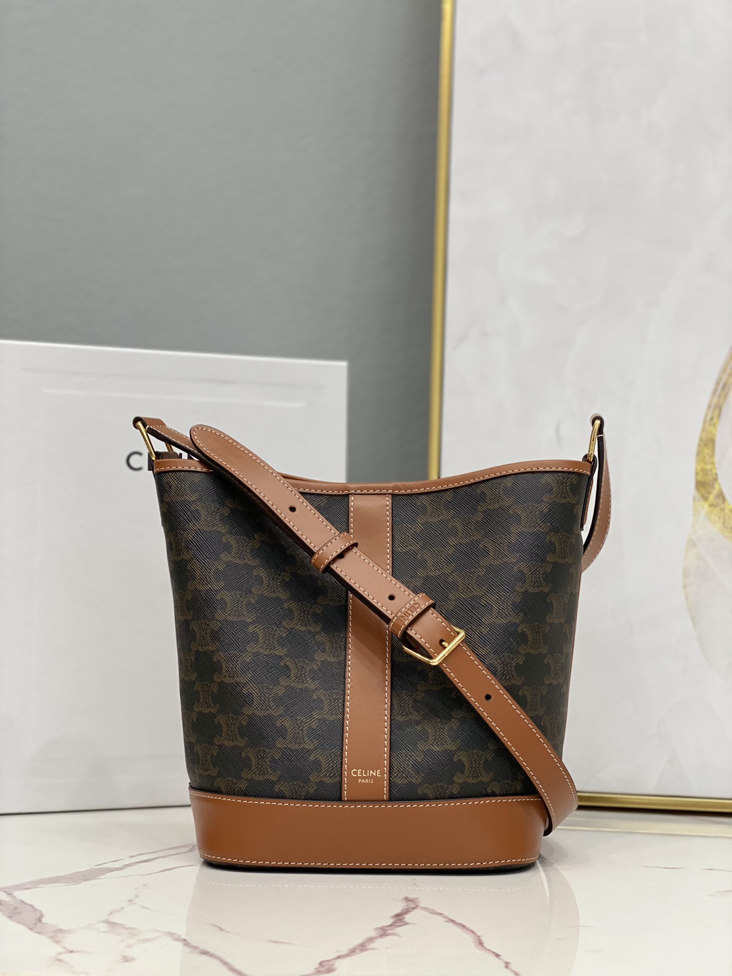 NO:183288,Genuine grade small original leather version [CL home] Brand new TRIOMPHE_CANVAS Arc de Triomphe series mini bucket bag, 61% coated canvas, 39% imported calf leather, cotton lining, comparable to ZP's feel and leather, equipped with an adjustable leather shoulder strap, one shoulder/crossbody, snap-on opening and closing design, full safety score, low-key and dirty resistance, can hold a 13-inch computer, super wide love little fairy must have, you can't put it down when you see it, genuine development, 100% restore, from materials to workmanship, we are trying our best to do the best, just to meet you who knows the goods model CL191442, size 22×30×13cm, Celine, christian louboutin, celine, louis vuitton, cowhide19860909正品级 小号 原厂皮版本【CL家】全新的TRIOMPHE_CANVAS 凯旋门系列 mini小桶包,61％涂层帆布,39％进口小牛皮,棉衬里,媲美ZP的手感与皮质,配有一条可调节皮革肩带,可单肩/斜挎,按扣开合式的设计,安全性满分 低调又耐脏,可装下13寸的电脑,超级阔爱小仙女必备,看到就爱不释手哦,正品开发,百分百还原,从材料到做工我们都是尽力做到最好,只为遇见懂货的你型号CL191442,尺寸22×30×13cm,赛琳,christian louboutin,celine,louis vuitton,cowhide,Bag