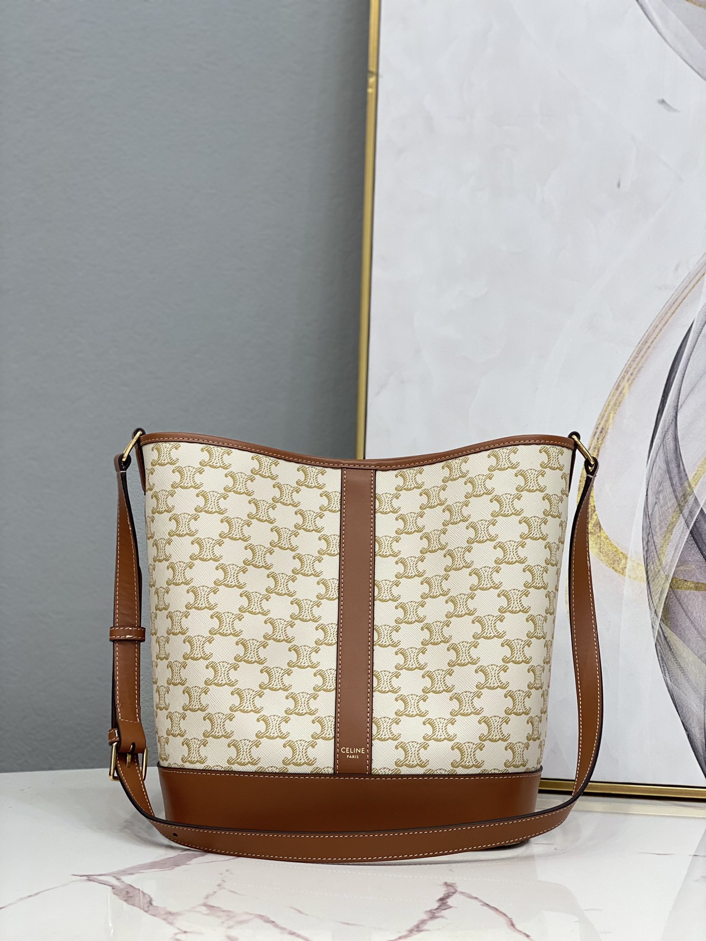 NO:183303,Genuine grade Large original leather version [CL Home] New product TRIOMPHE canvas bucket bag, CL191132, 61 coated canvas, 39 calfskin, cotton lining, crossbody and shoulder back, snap buckle closure, adjustable leather shoulder strap length 17 inches (43 cm) Size 33 X 27 X 17cm, Celine, christian louboutin, celine, louis vuitton, cowhide19860909正品级 大号 原厂皮版本【CL家】新品 TRIOMPHE 帆布水桶包,CL191132,61涂层帆布,39小牛皮,棉衬里,斜挎和肩背,按扣开合,可调节皮革肩带长17英寸（43厘米）尺寸33 X 27 X 17cm,赛琳,christian louboutin,celine,louis vuitton,cowhide,Bag